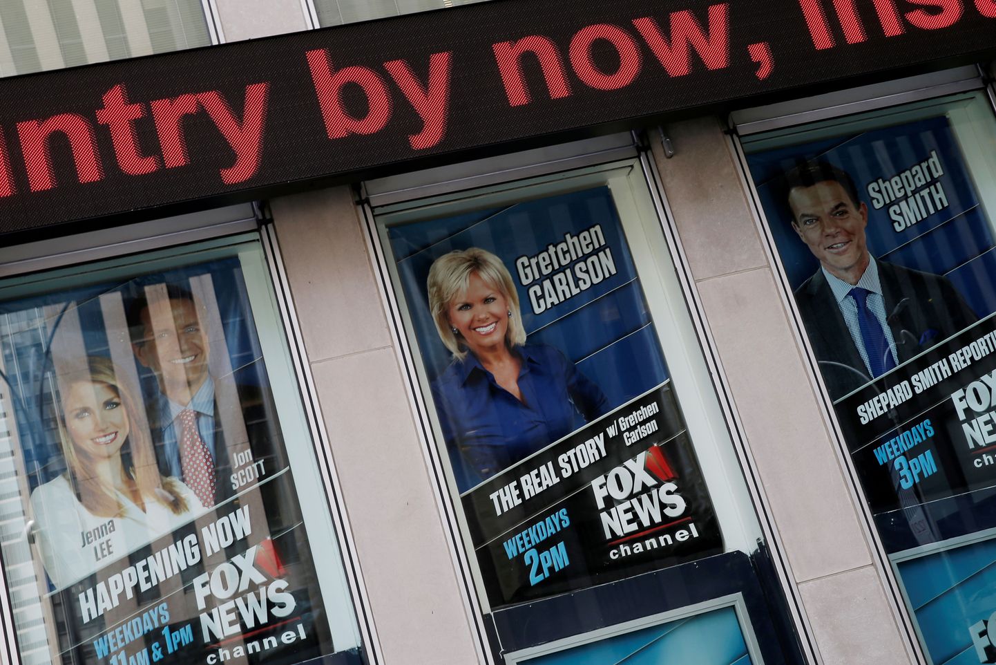 Gretchen Carlson kuulus siiani Fox Newsi raudvara hulka ja tema reklaam on ka kontserni peakorteri hoonel Manhattanis.