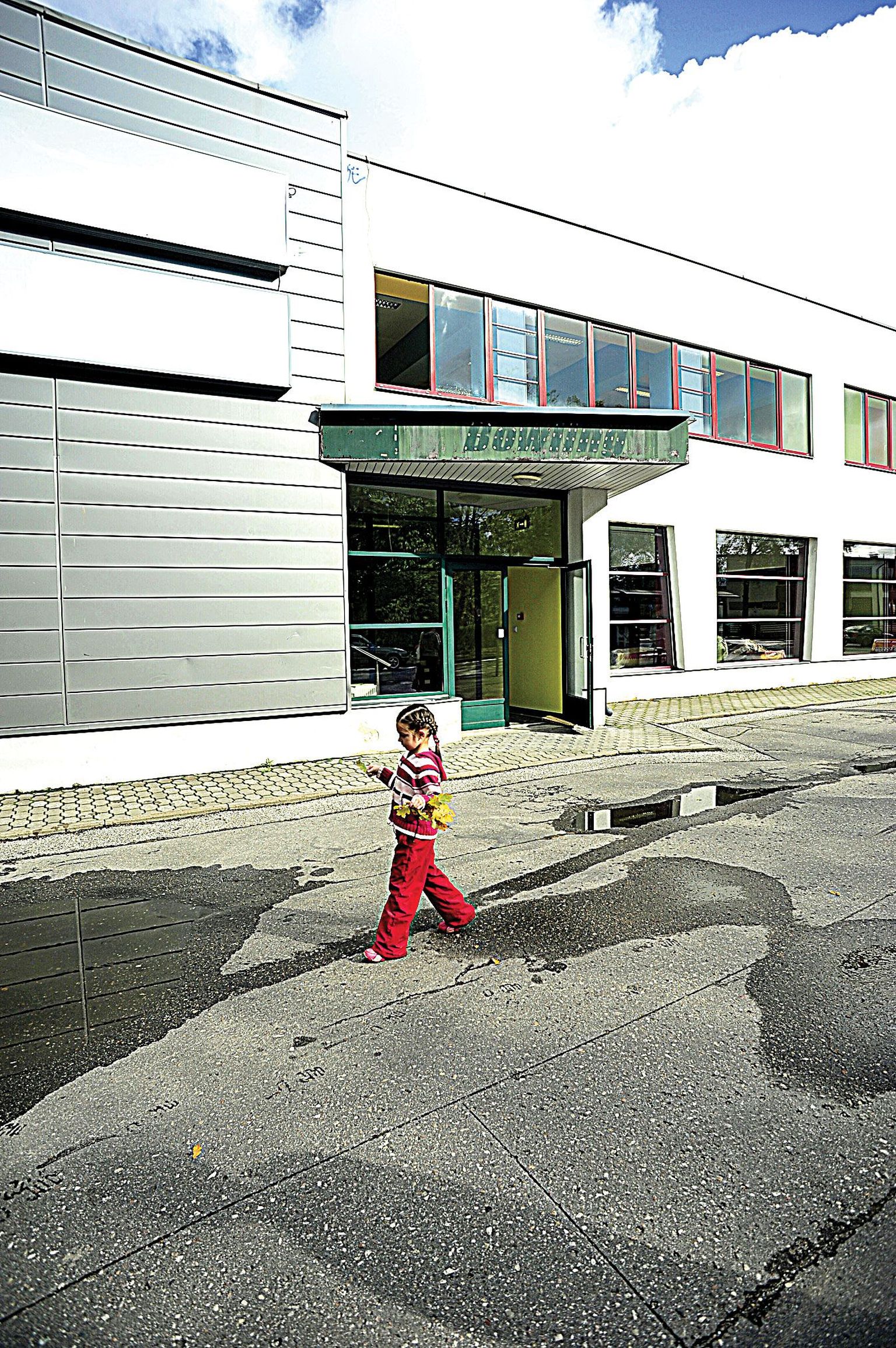 Endise Forseliuse Bowlingu ruumides Tähe tänaval pidi eile uksed avama uus eralasteaed, kuid avamine on lükkunud naabrite vastuseisu tõttu teadmata ajaks edasi.