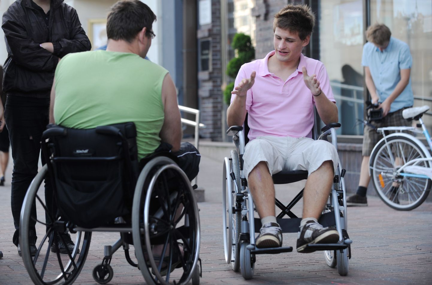 2009. aastal tegi noor keskerakondlane Daniel Sepp (paremal) eksperimenti, kus liikus nädal aega ringi ratastoolis.