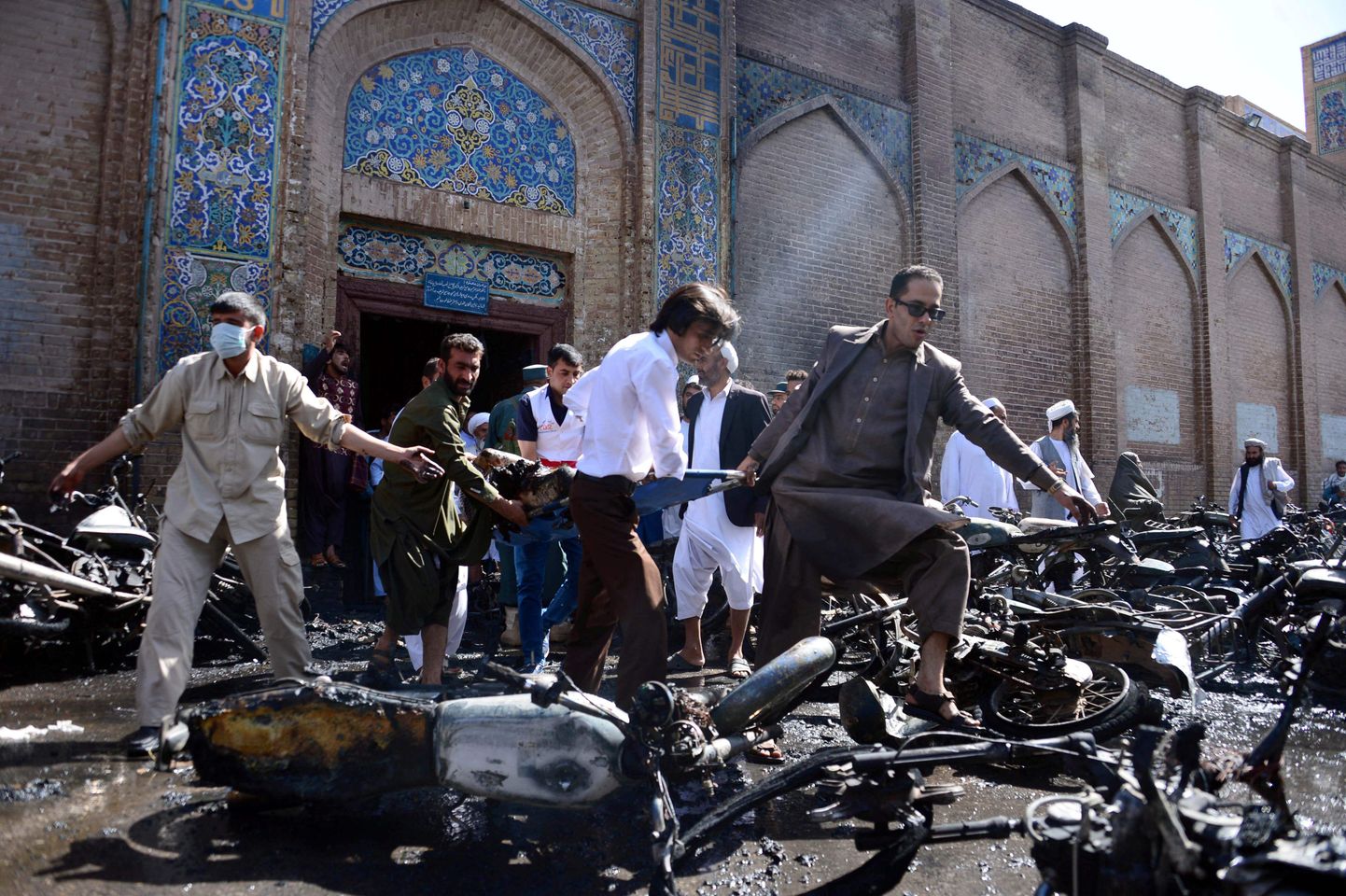 Pommiplahvatuse tagajärjed Jama Masjidi mošee ees Heratis.