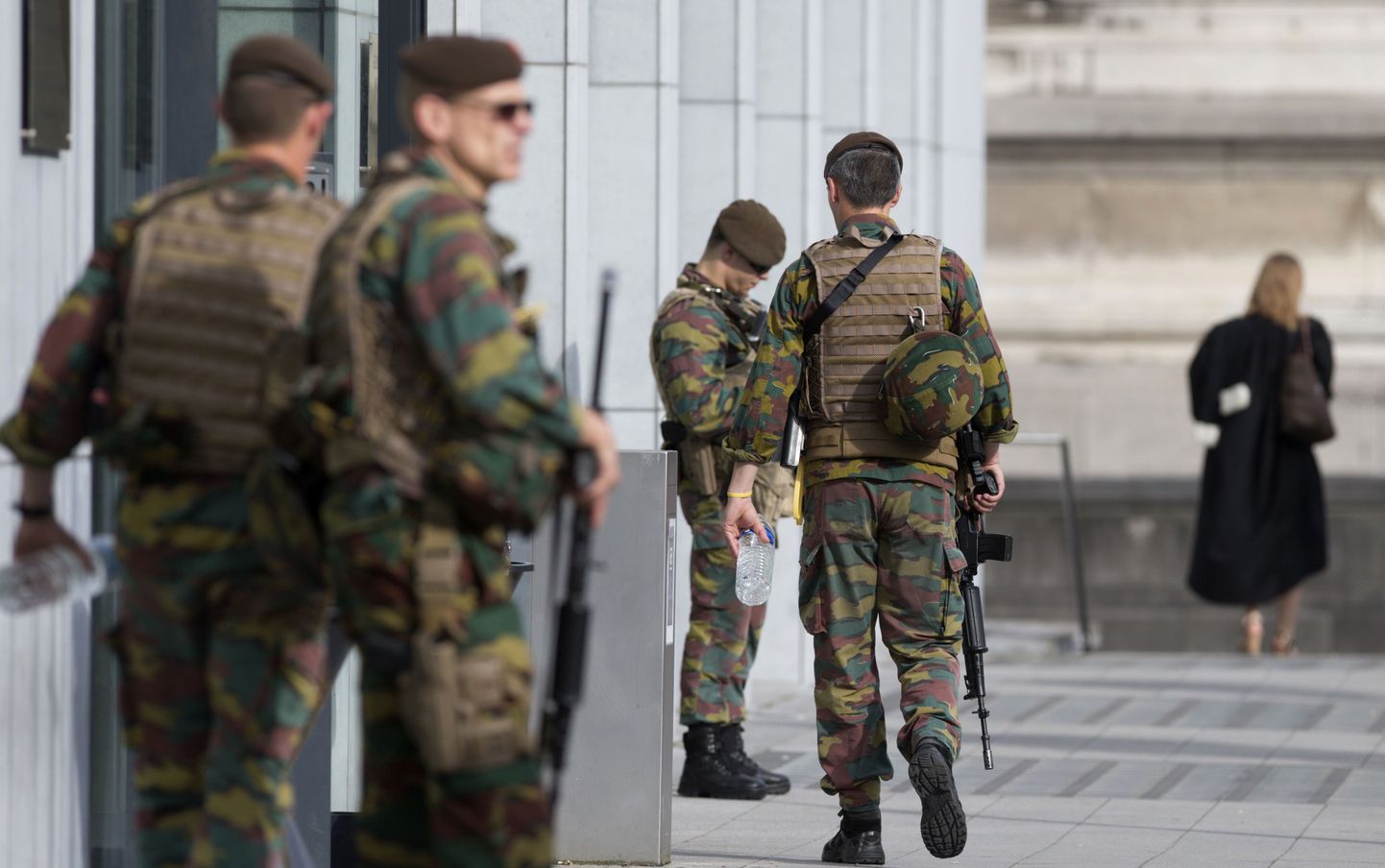 Belgia sõdurid valvamas kohtuprotsessi.