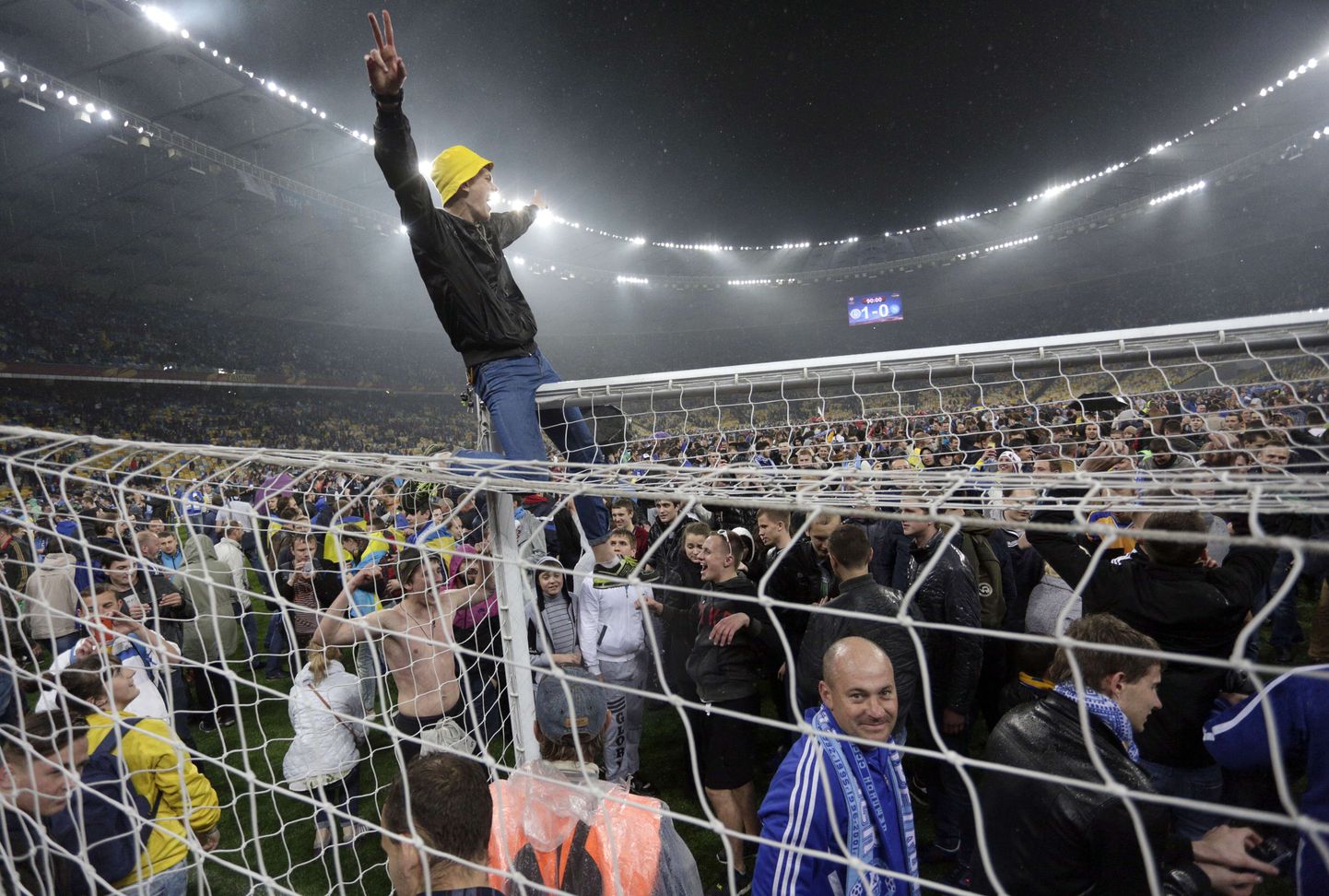Болельщики "Днепра" празднуют выход в финал на стадионе в Киеве.