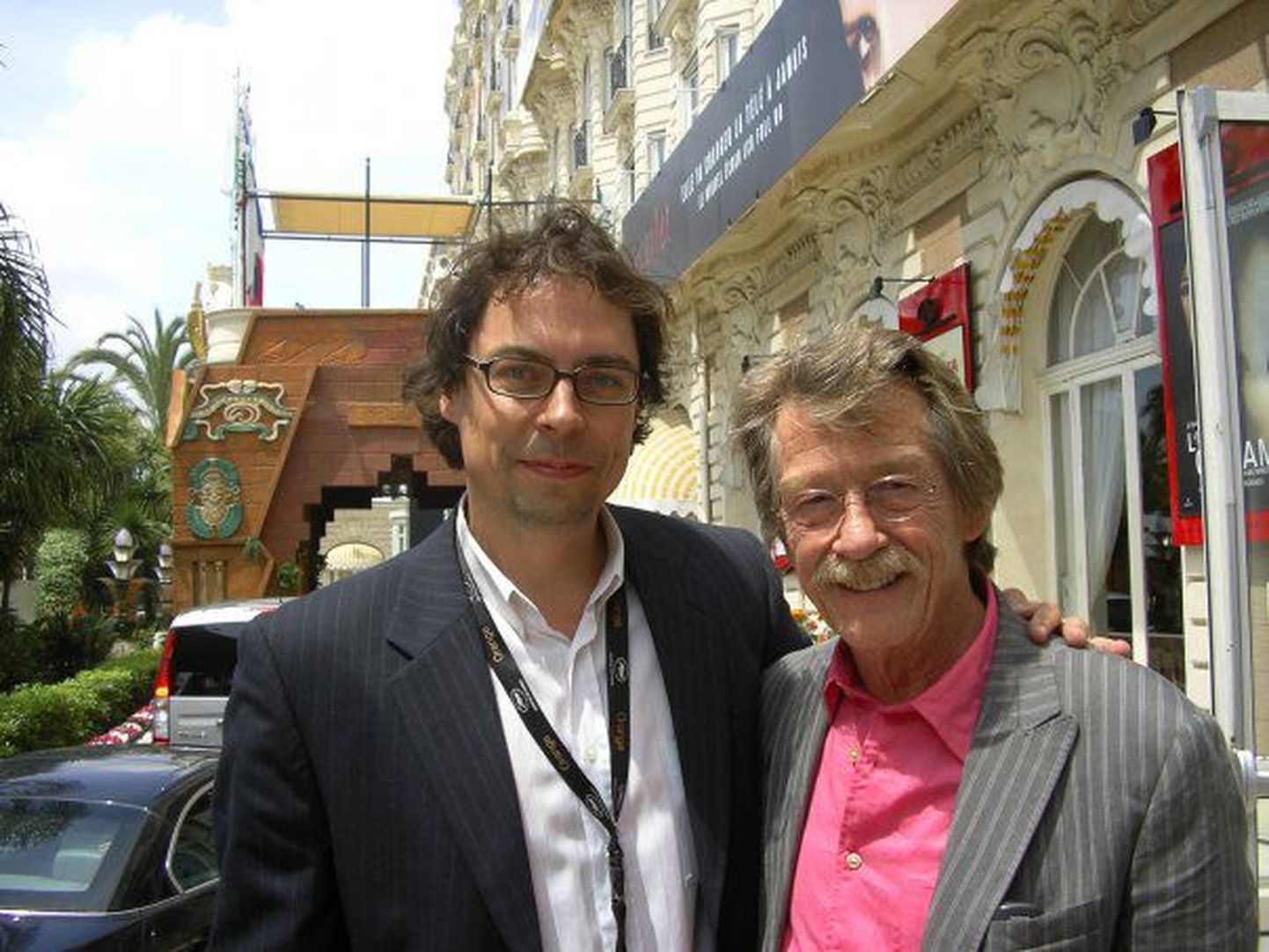 Timo Diener (vasakul) koos Briti karakternäiteja John Hurt`iga