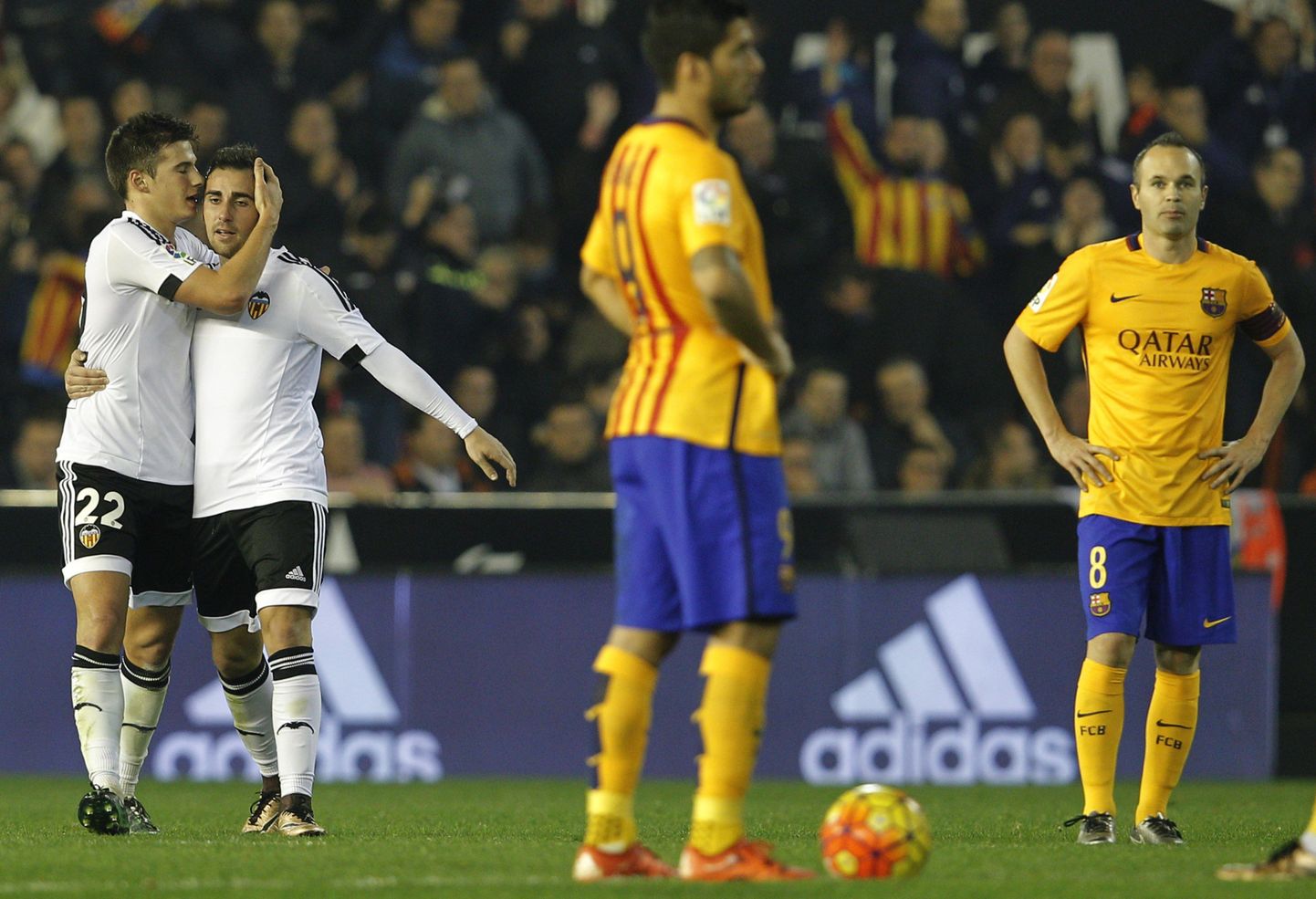 Valencia mängijad (valges) rõõmustamas Barcelona vastu löödud värava üle.