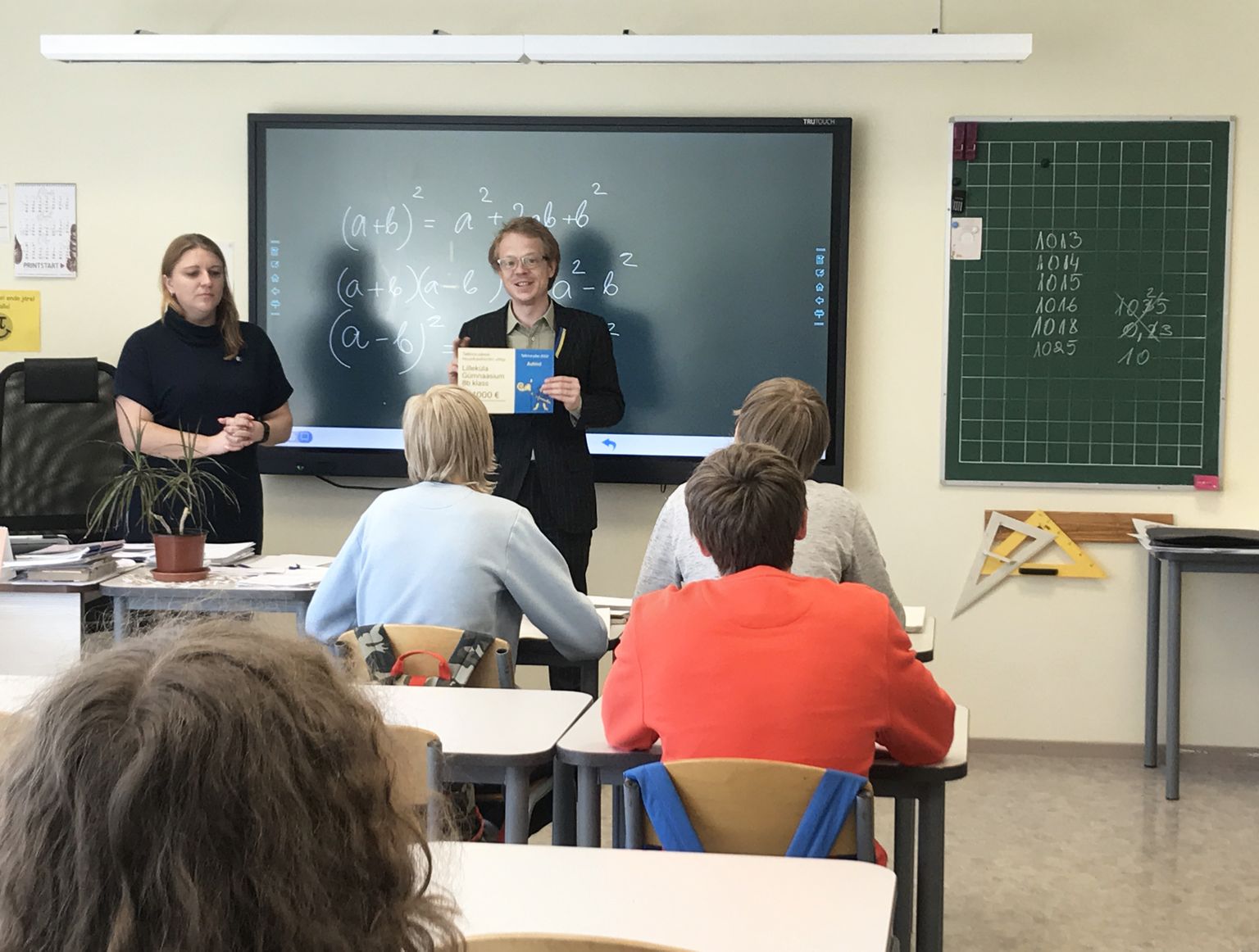 Tallinna abilinnapea Kaarel Oja viis võitjatele kätte auhinna