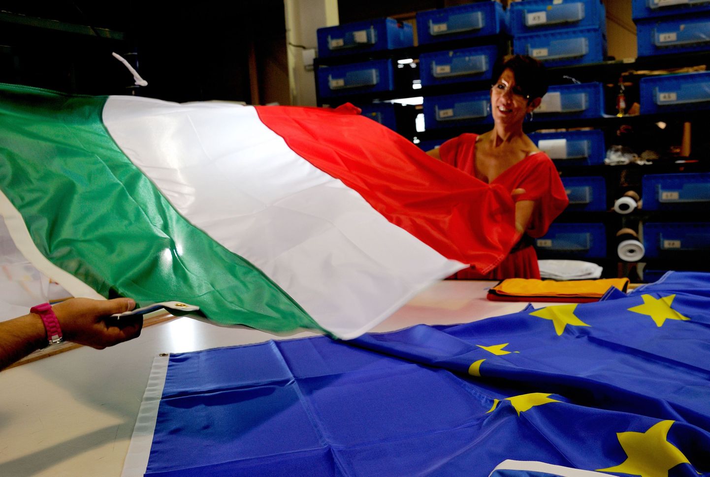 Üldmahult on Itaalia valitsus veel suurem võlglane kui Kreeka. Pildil Itaalia ja Euroopa Liidu lipud.