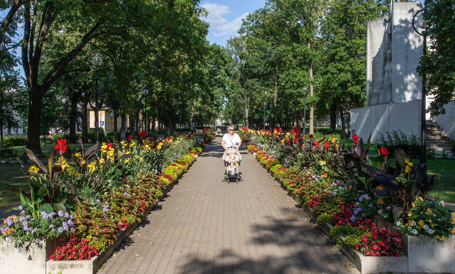Прошлым летом цветы в вазонах на Кескаллеэ в Ярвеской части Кохтла-Ярве вызывали восхищение всех, кто здесь гулял.
