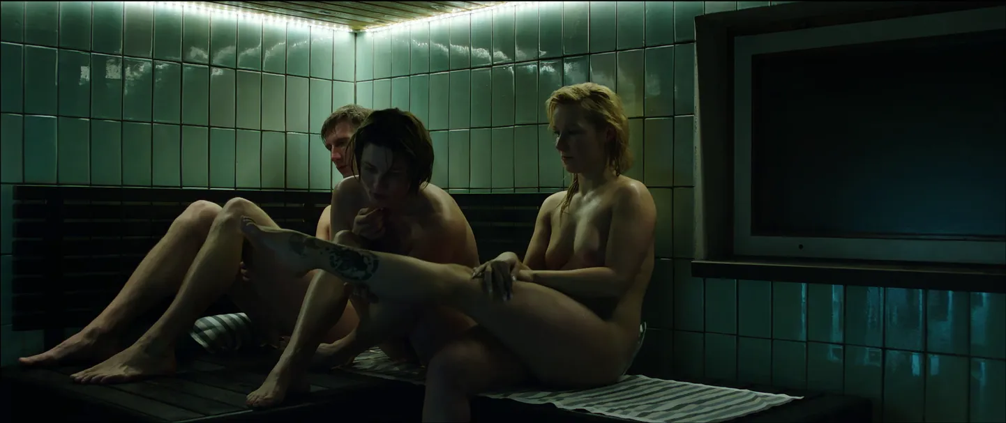 Lenna Kuurmaal on Aku Louhimiesi filmis "Vuosaari" väike kõrvalosa. Filmis on ka stseen, kus Lenna tegelane on oma armukese ja selle naisega koos saunas. Loomulikult alasti.