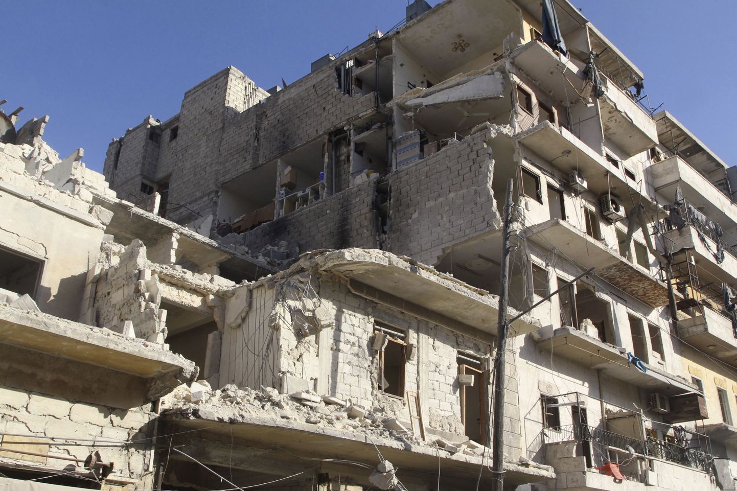 Enne relvarahu väljakuulutamist õhulöökides purustatud al-Fardousi piirkond Aleppo linnas.