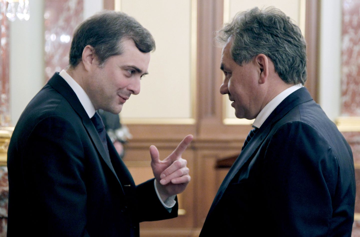 Kaitseminister Sergei Šoigu (paremal) koos asepeaminister Vladislav Surkoviga.
