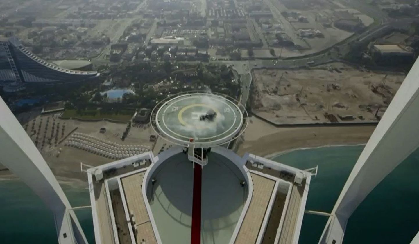 David Coulthard Red Bulliga Burj Al Arab’i helikopteri maandumisplatvormil spinne tegemas.