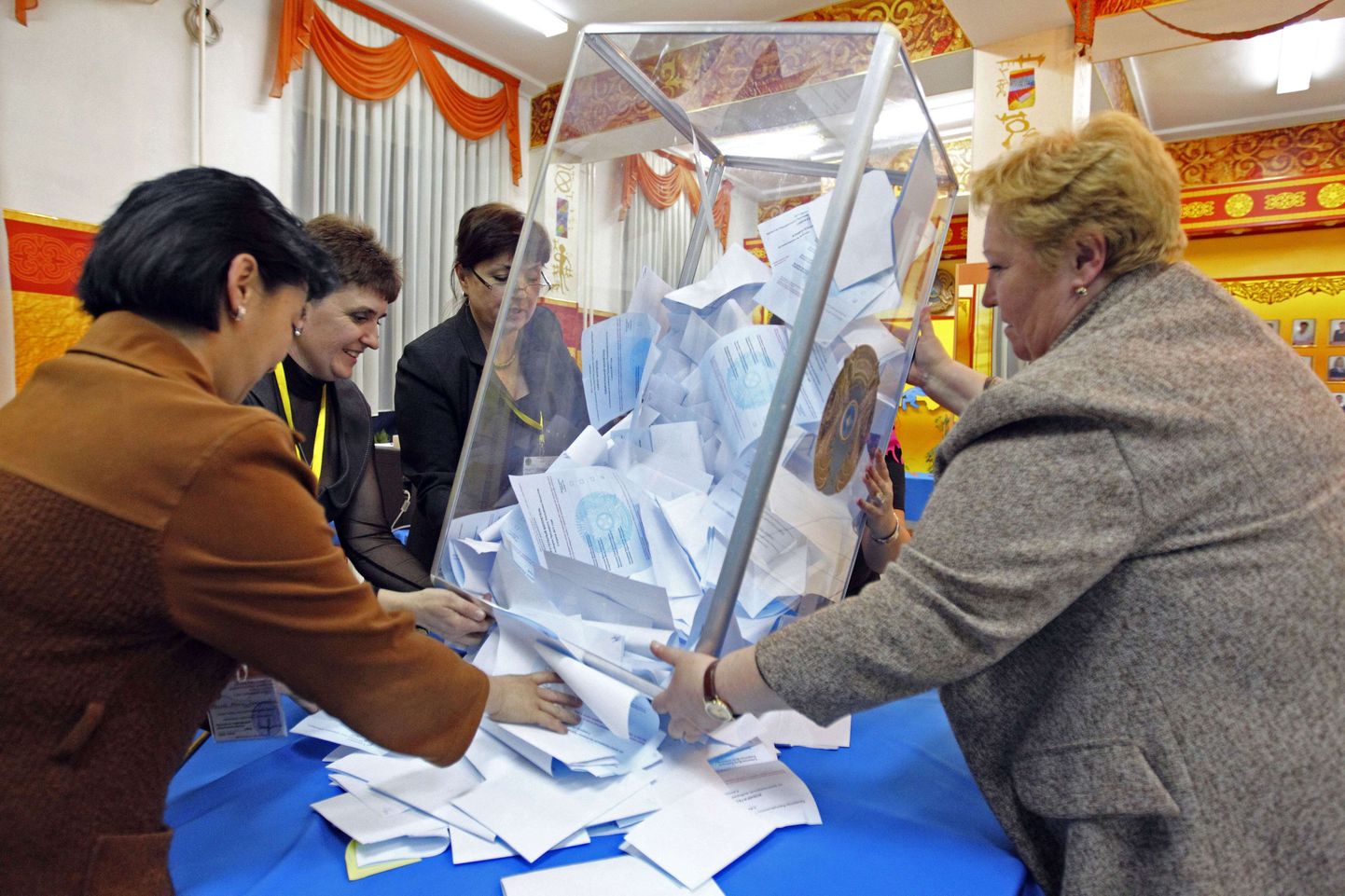 На избирательном участке по выборам президента Казахстана начинается подсчет голосов.