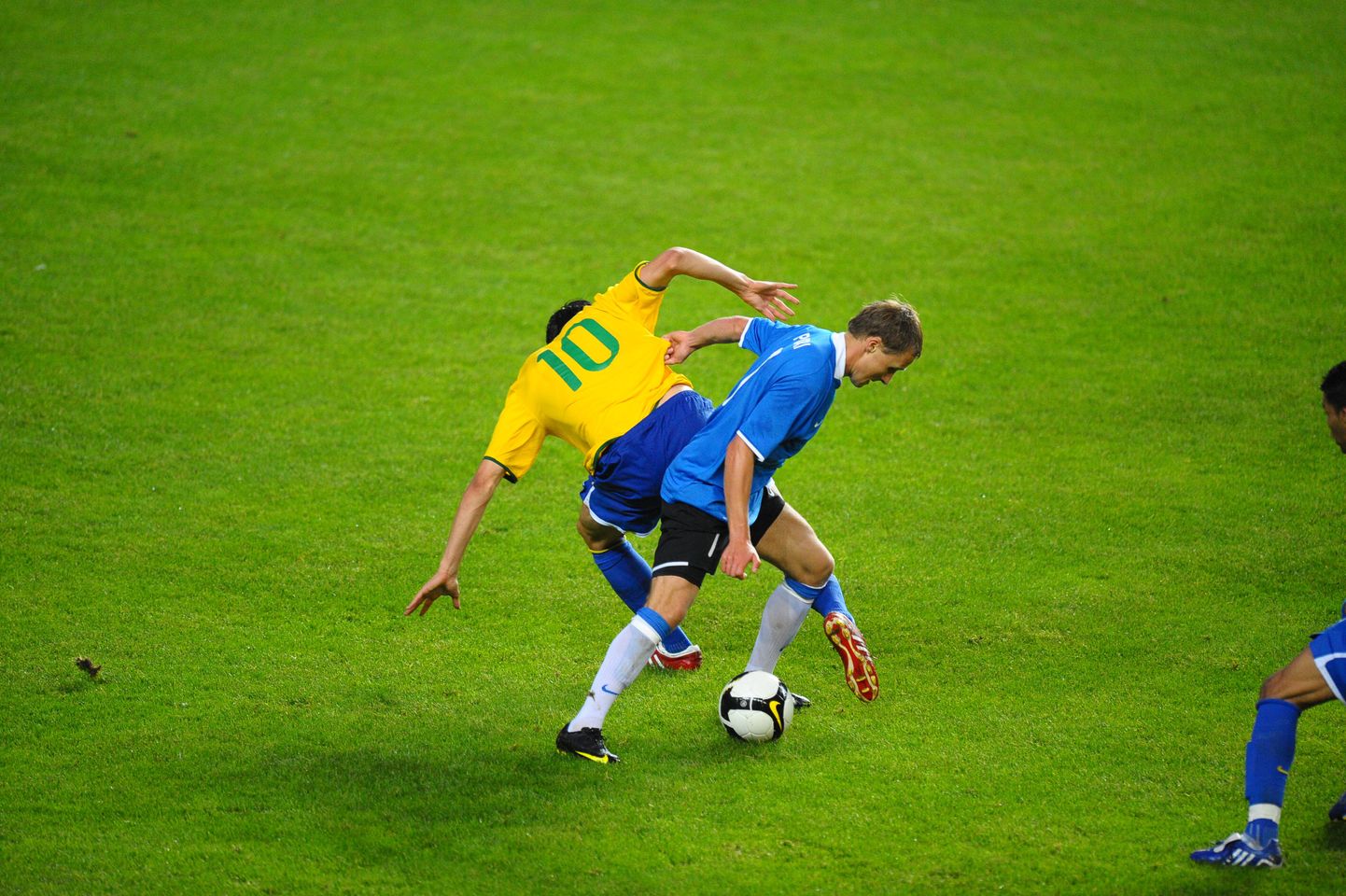 Eesti-Brasiilia mängu üks tipphetki - Sander Puri(sinises) röövib selja tagant palli Kaka'lt