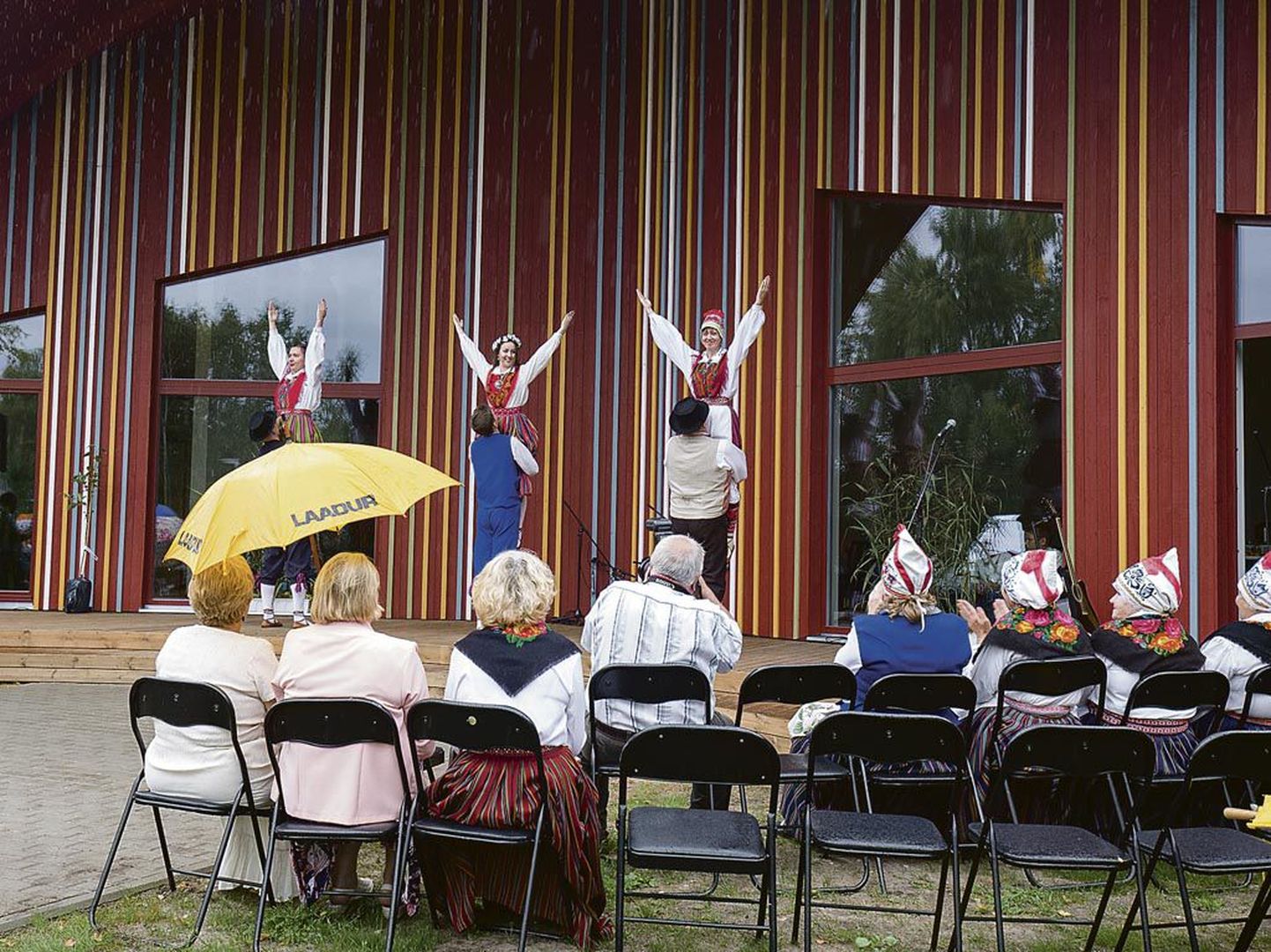 Vihmaga pooleks nautis publik eeskava, millega avati ligemale miljon eurot maksev külakeskus.