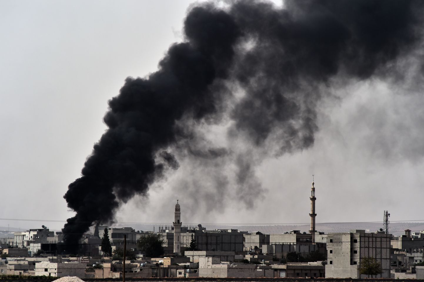 Islamistide piiramisrõngas olev Kobane linn täna.