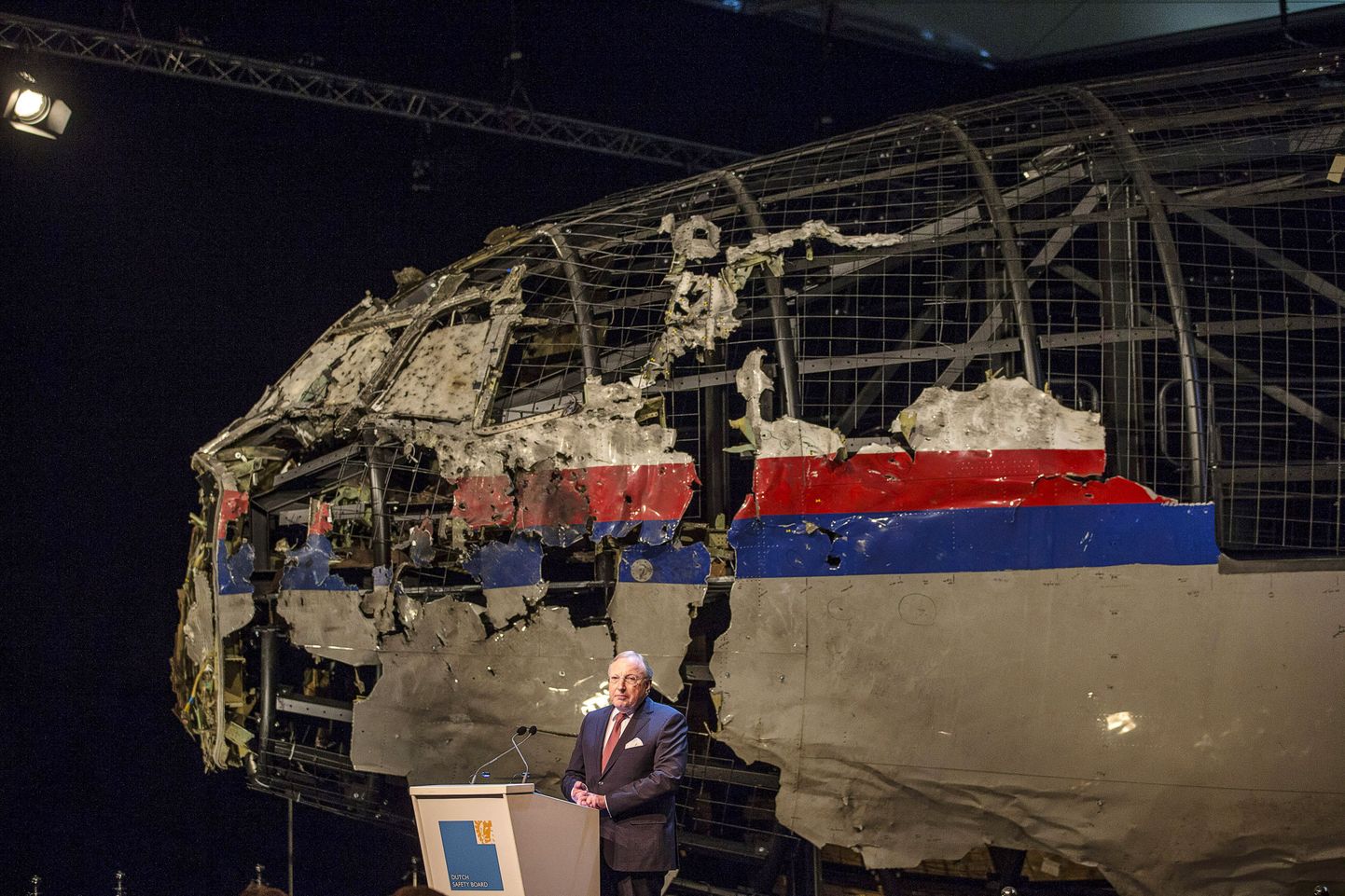 Глава нидерландского бюро расследования катастроф Тиббе Йустра на фоне реконструкции, собранной из обломков MH17.