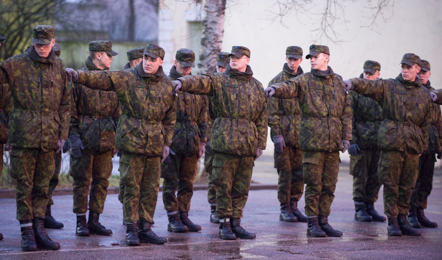 Tallinnas asuva Vahipataljoni ajateenijad hommikusel rivistusel.