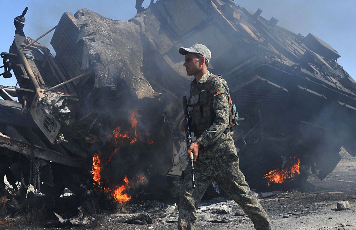 Afganistani sõdur õhkulastud liitlaste veoki juures pärast Talibani rünnakut.
