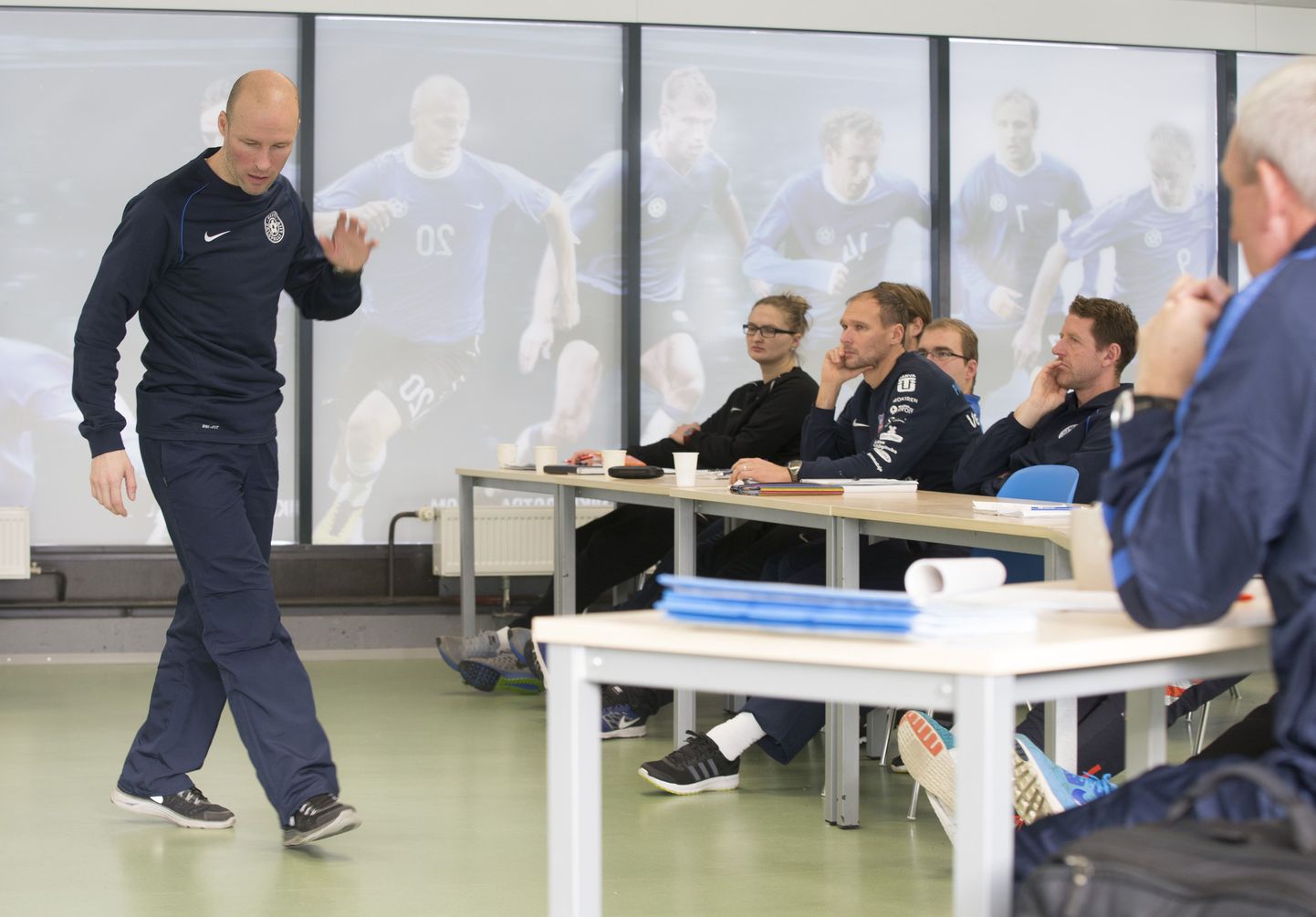 Koolitaja Karel Voolaid selgitab UEFA Pro-taseme treenerikursusel osalevatele Indrek Zelinskile, Meelis Roobale, Indrek Koserile ja Aleksandra Ševoldajevale jalgpallimaailma viimaseid trende.