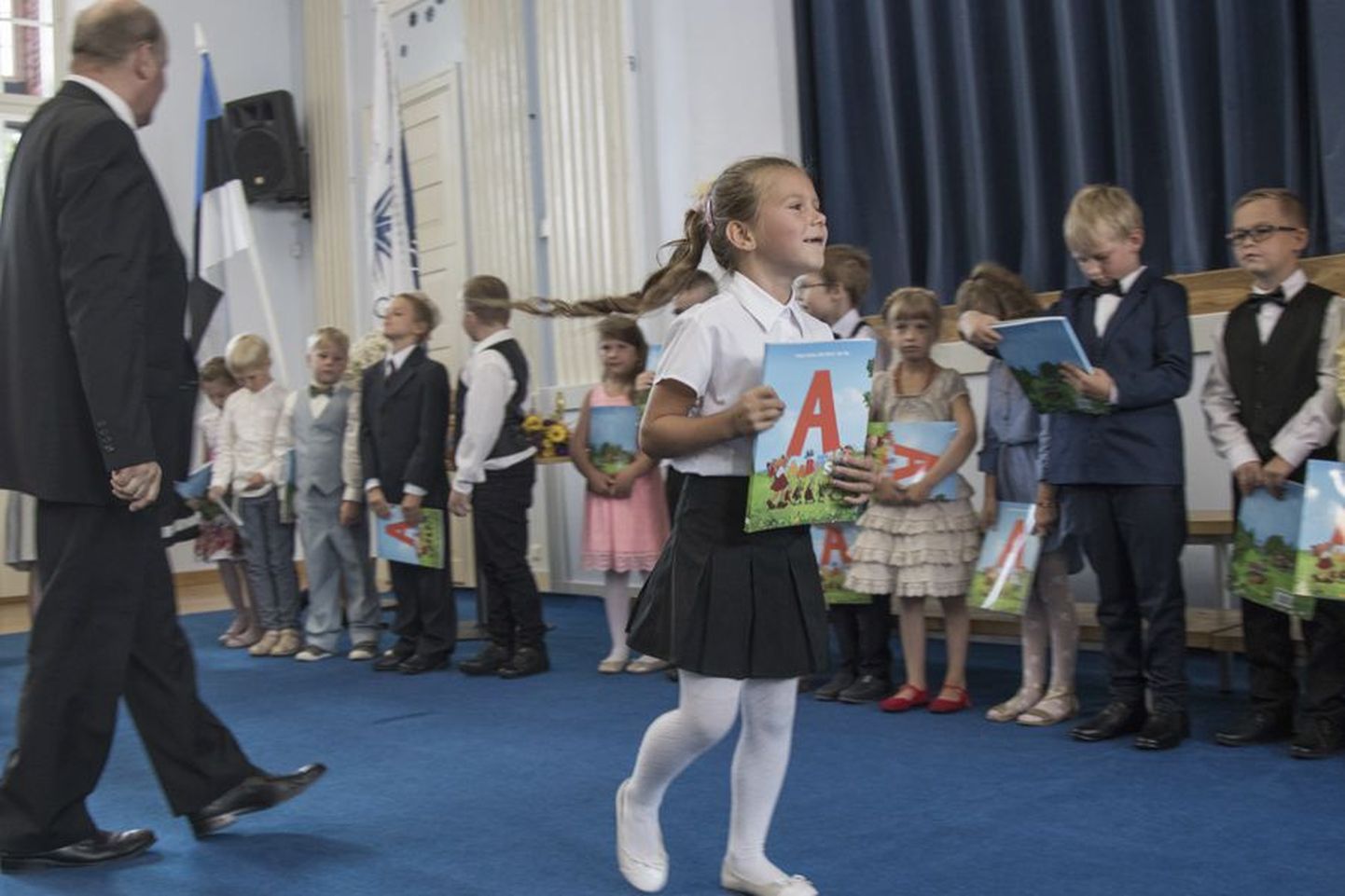 Tänavu jagati Viljandimaal aabitsaid 27 koolis. Kellele saab esimeses klassis toeks «Lotte aabits», kellele «Anna ja Aadama lood».