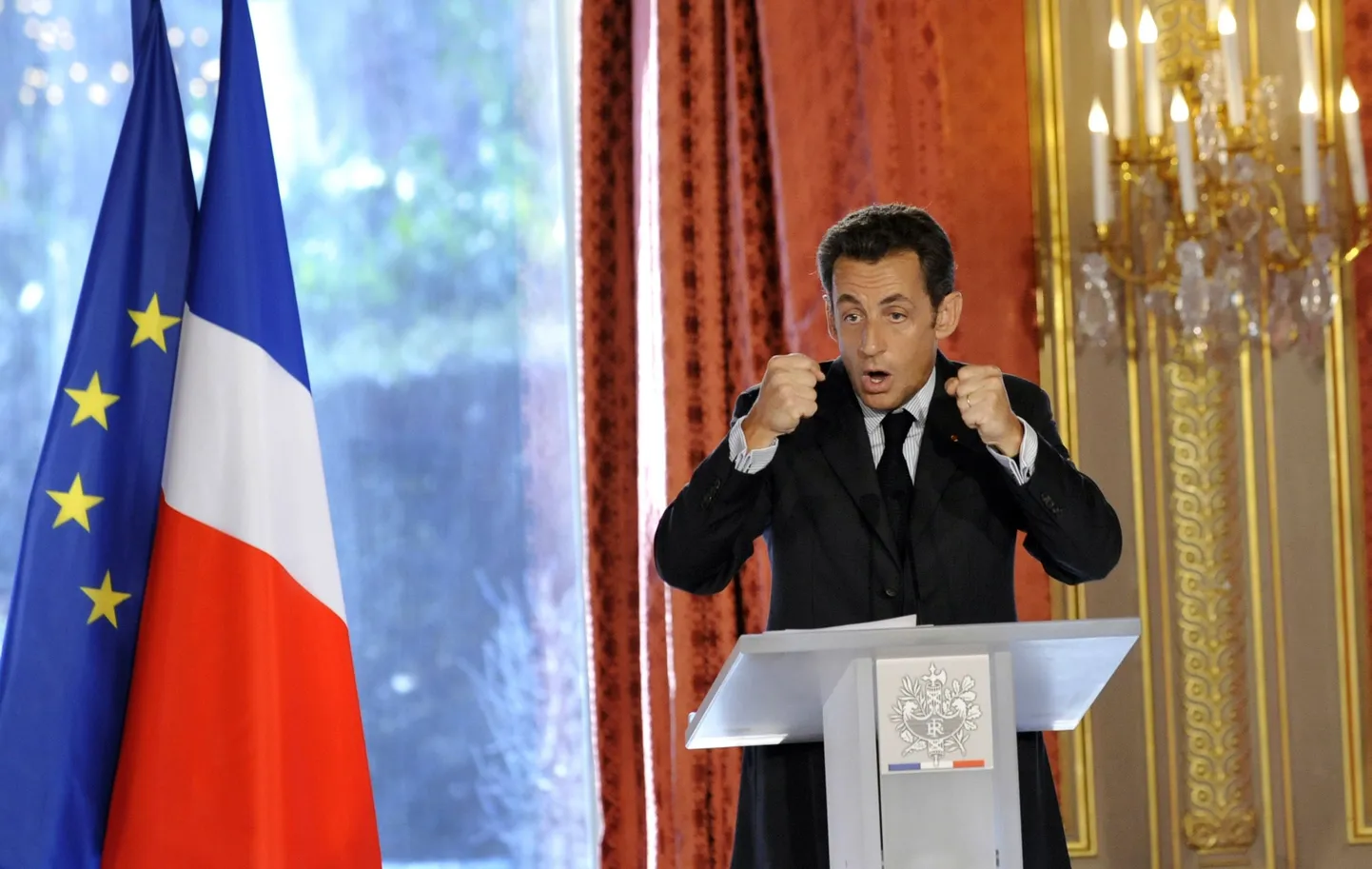 Prantsusmaa president Nicolas Sarkozy uusaastapöördumist tegemas.