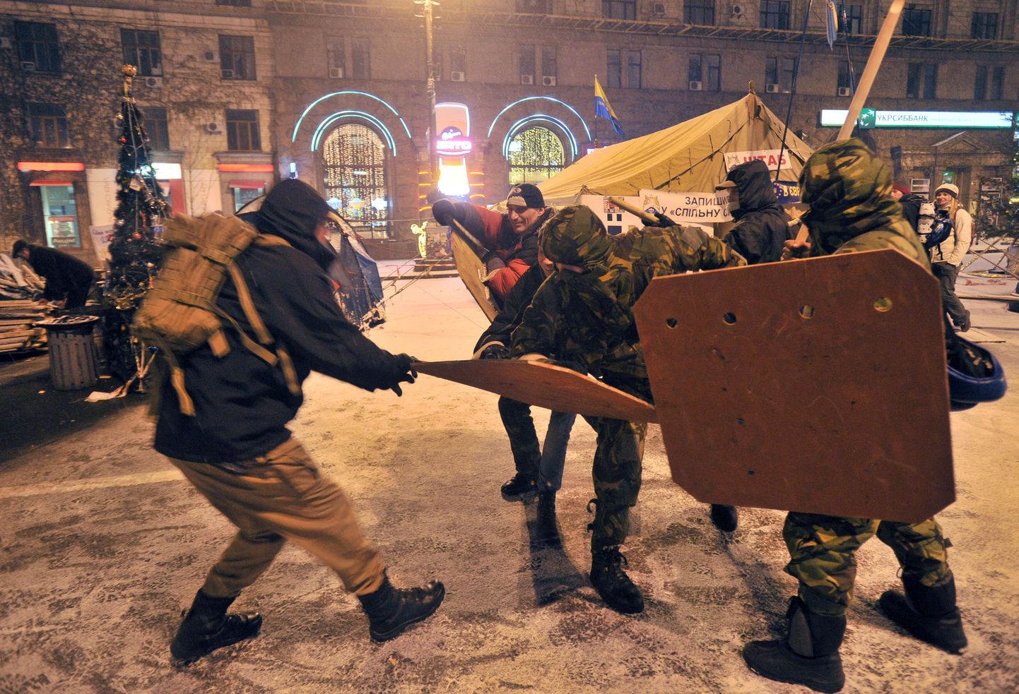 Eurointegratsiooni poolehoidjad eile Kiievi kesklinnas. Opositsioon on tänavatel novembri lõpust saadik.