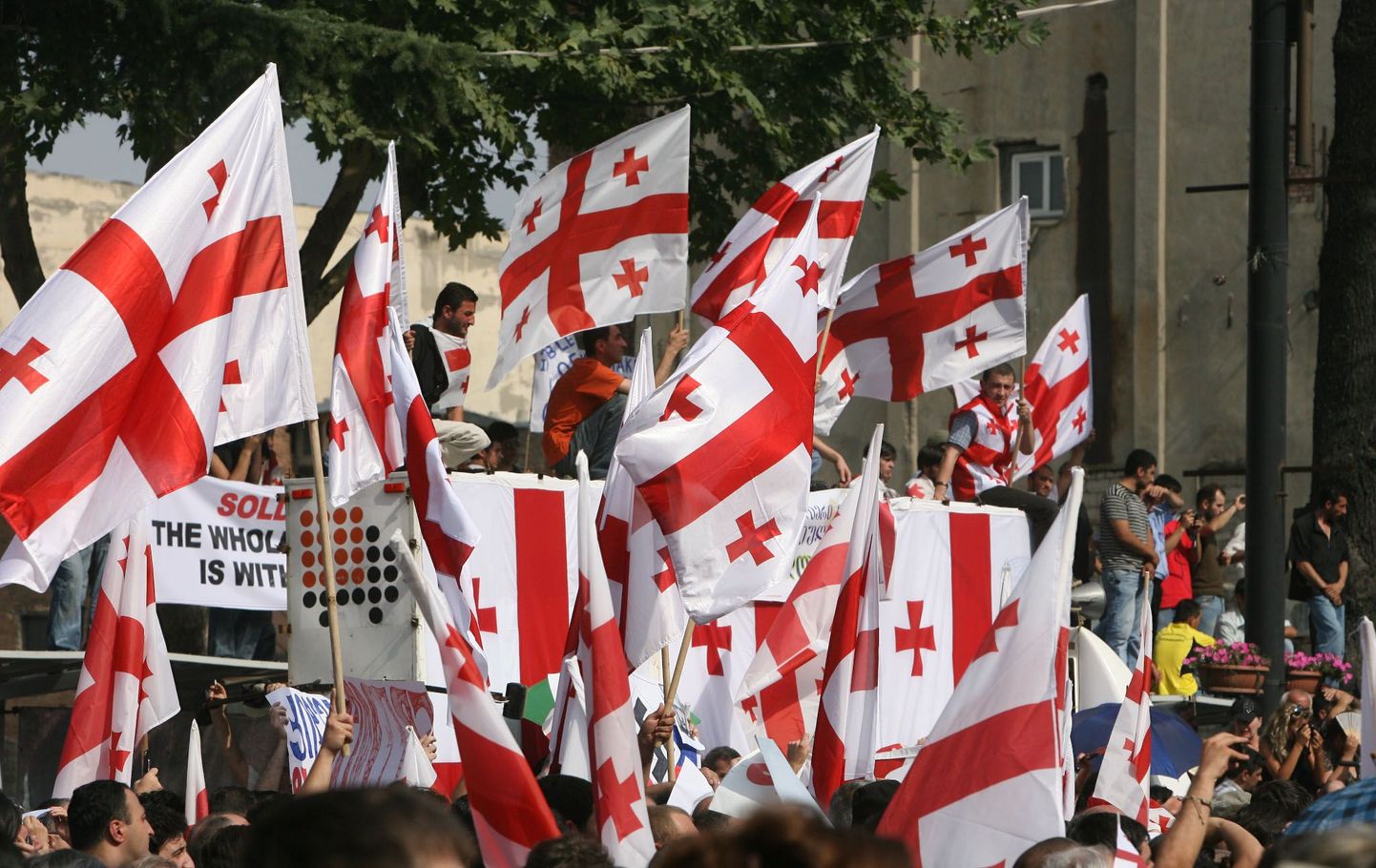 Meeleavaldus Gruusia toetuseks Tbilisis parlamendi ees möödunud suvel.