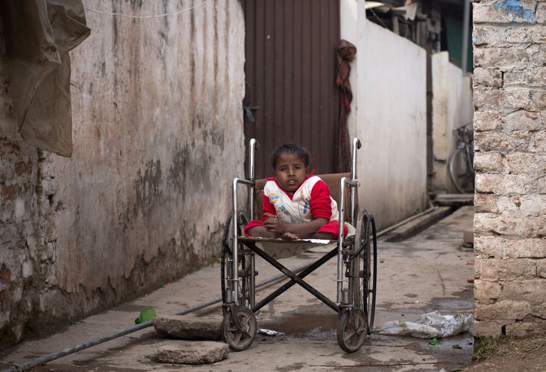 Islamabadis elav Sharjeel jäi lastehalvatuse tõttu ratastooli.                                         Foto: Scanpix