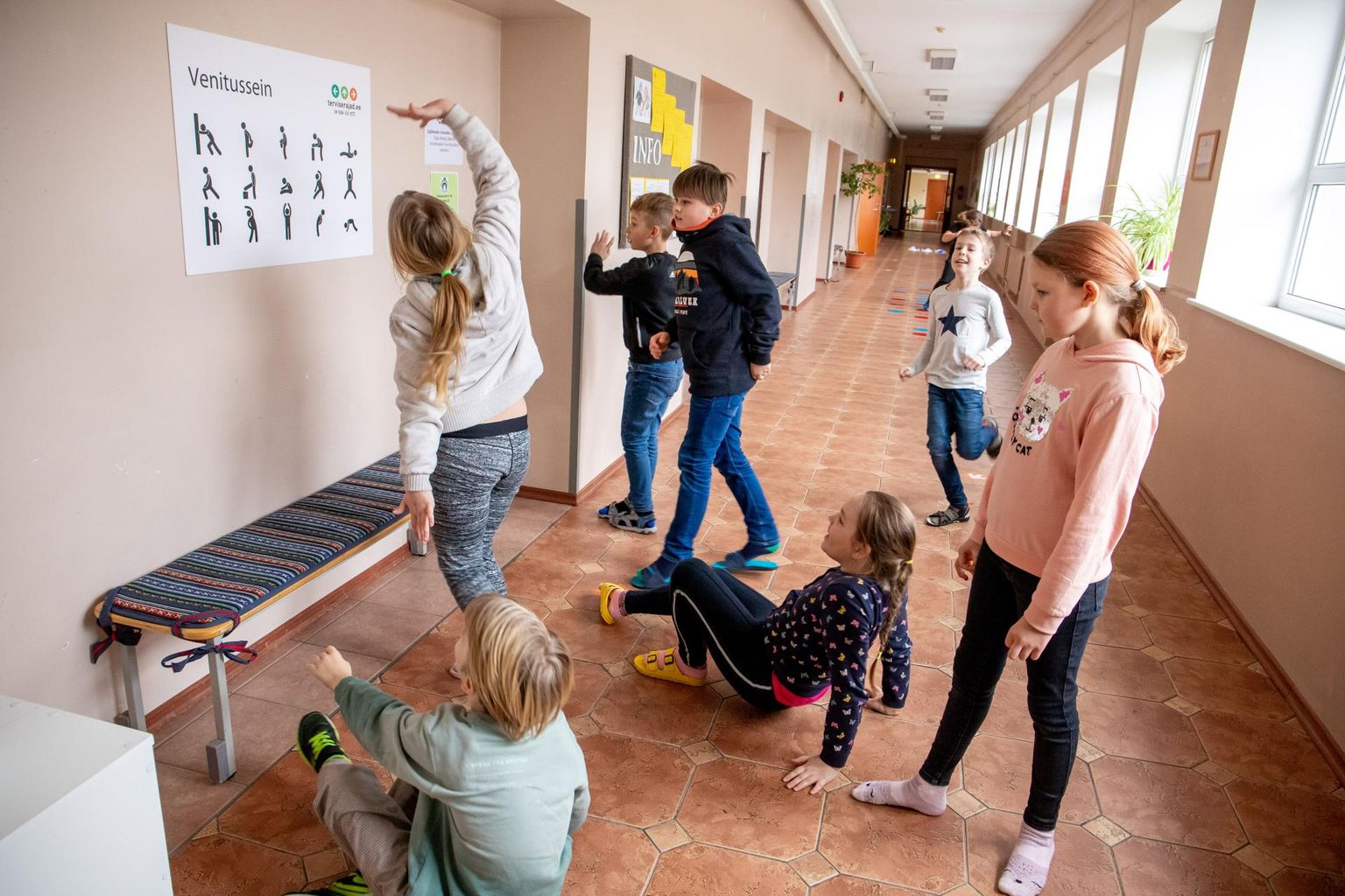 Uulu põhikooli õpilased tutvuvad pärast treeningut siseterviserajal venitusharjutustega.
