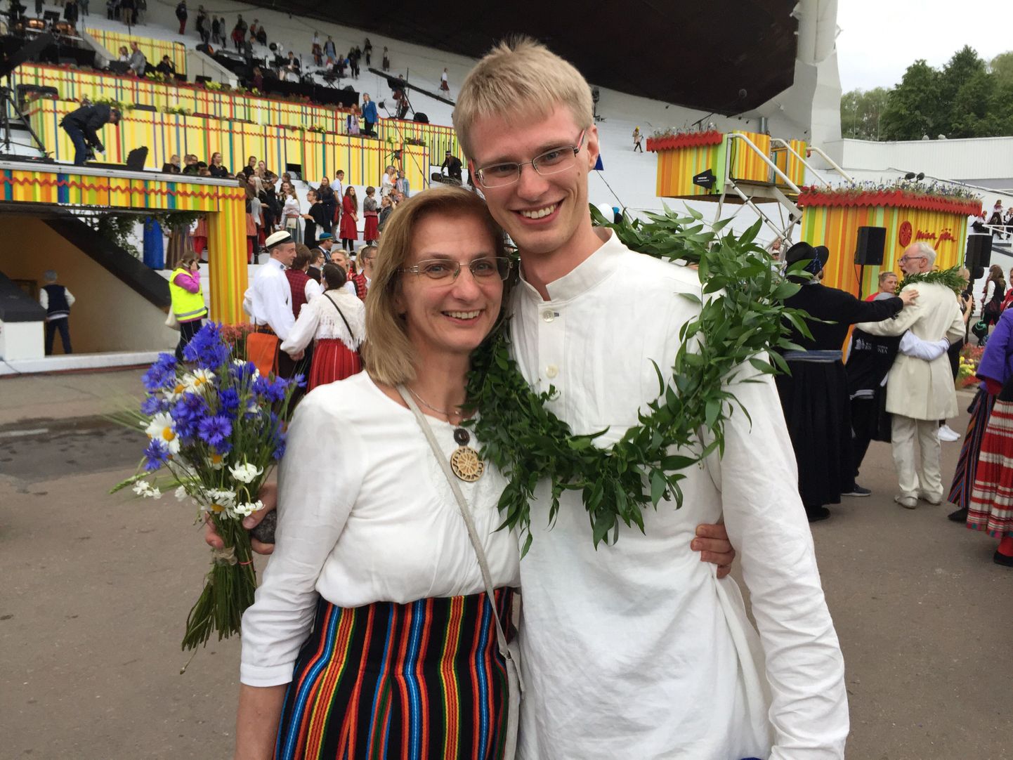 Katrin Puur jõudis pühapäeval oma poega Rasmus Puuri kallistada alles siis, kui kumbki oli suure hulga õnnitlejate häid soove vastu võtnud.