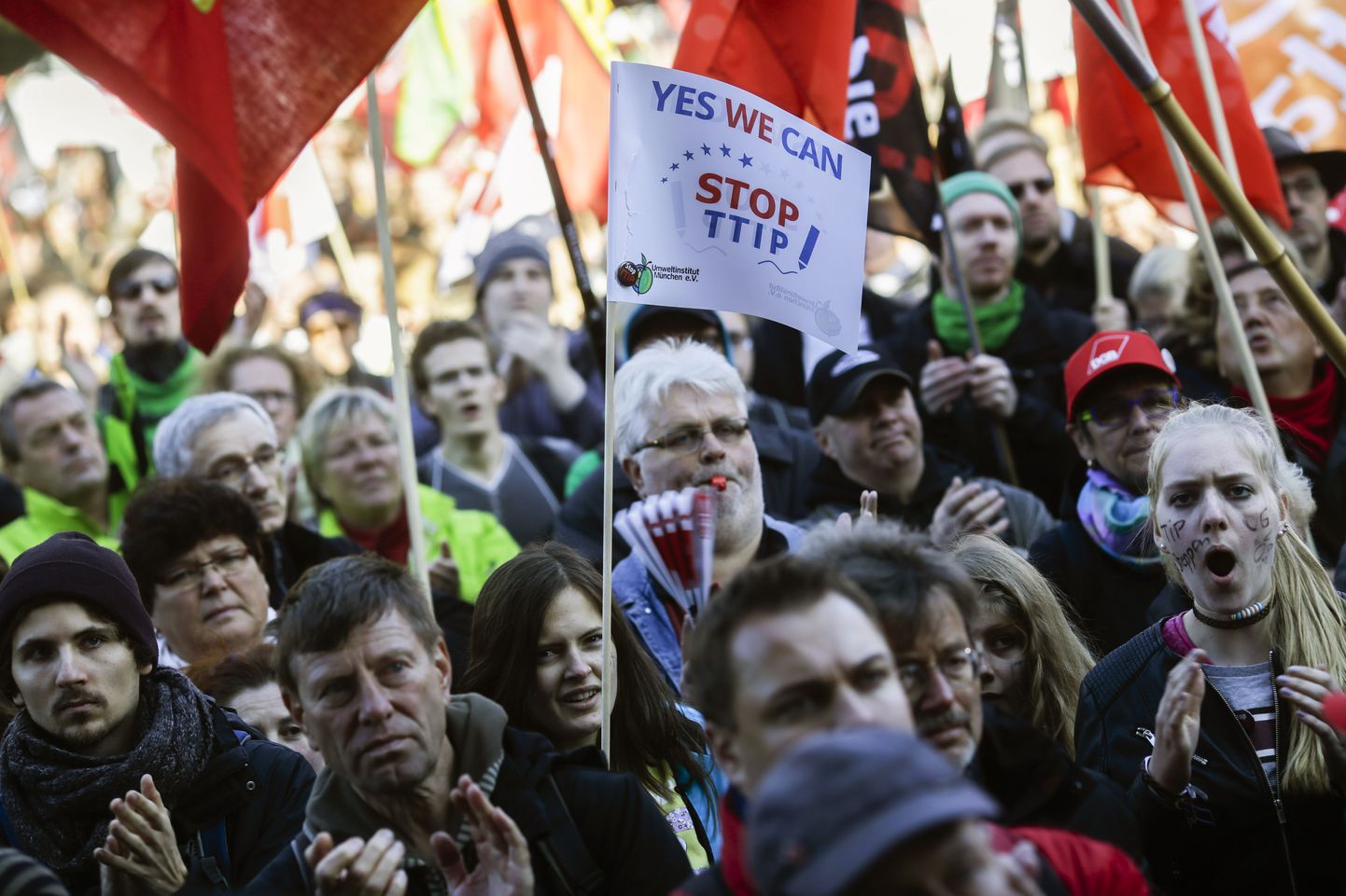 Немцы протестуют против соглашения о зоне свободной торговли с США.
