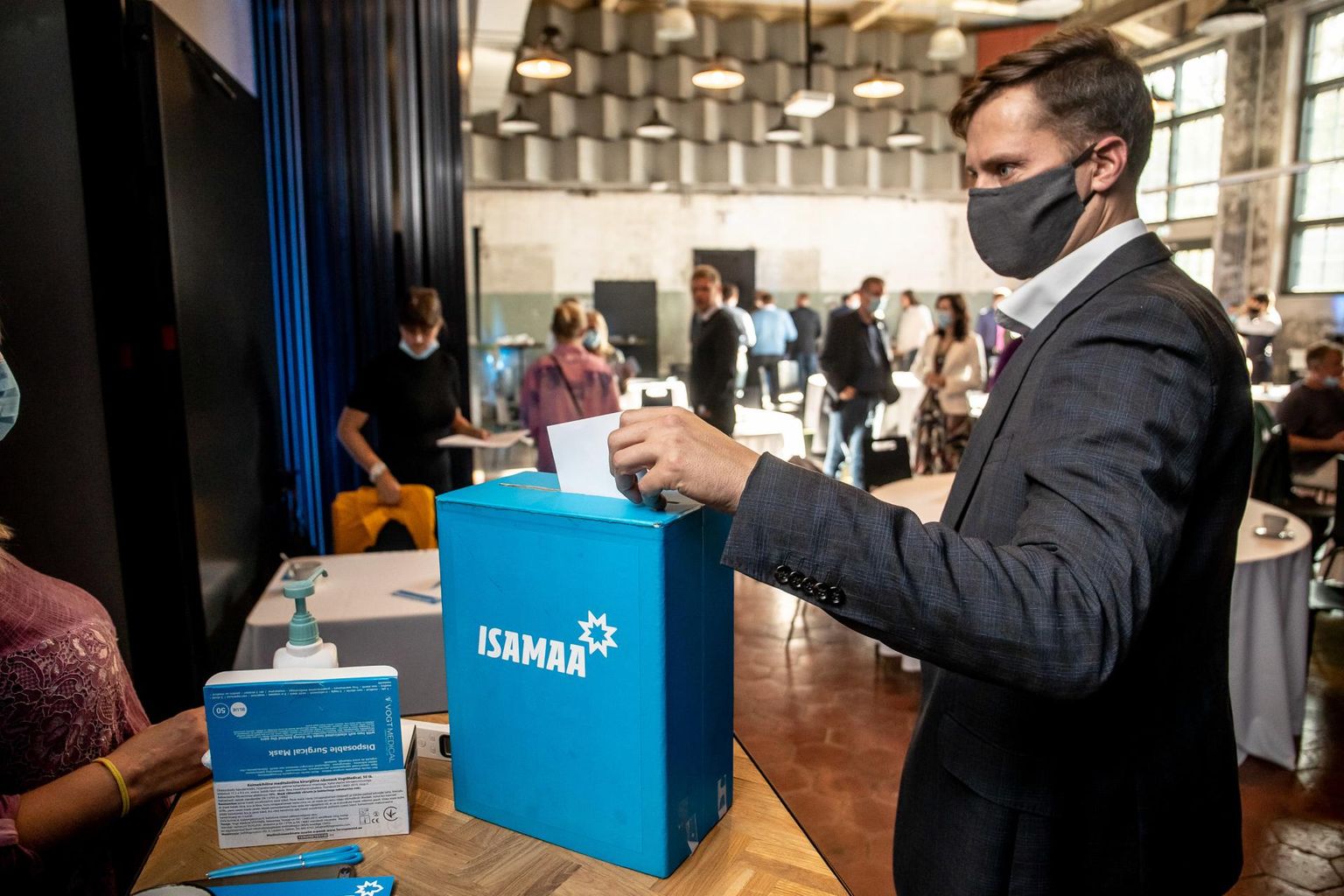 Isamaa liikmeühenduse Parempoolsed üldkogu. Pildil juhatuse valimisel enim hääli saanud Kristjan Vanaselja valimiskasti juures.