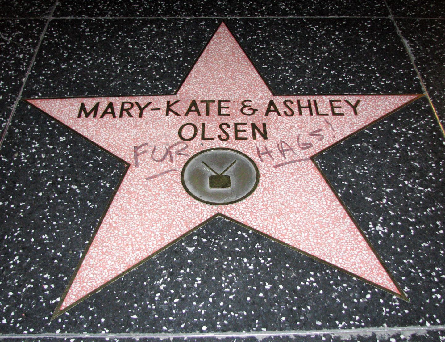 Mary-Kate ja Ashley Olseni täht Hollywoodi kuulsuste alleel