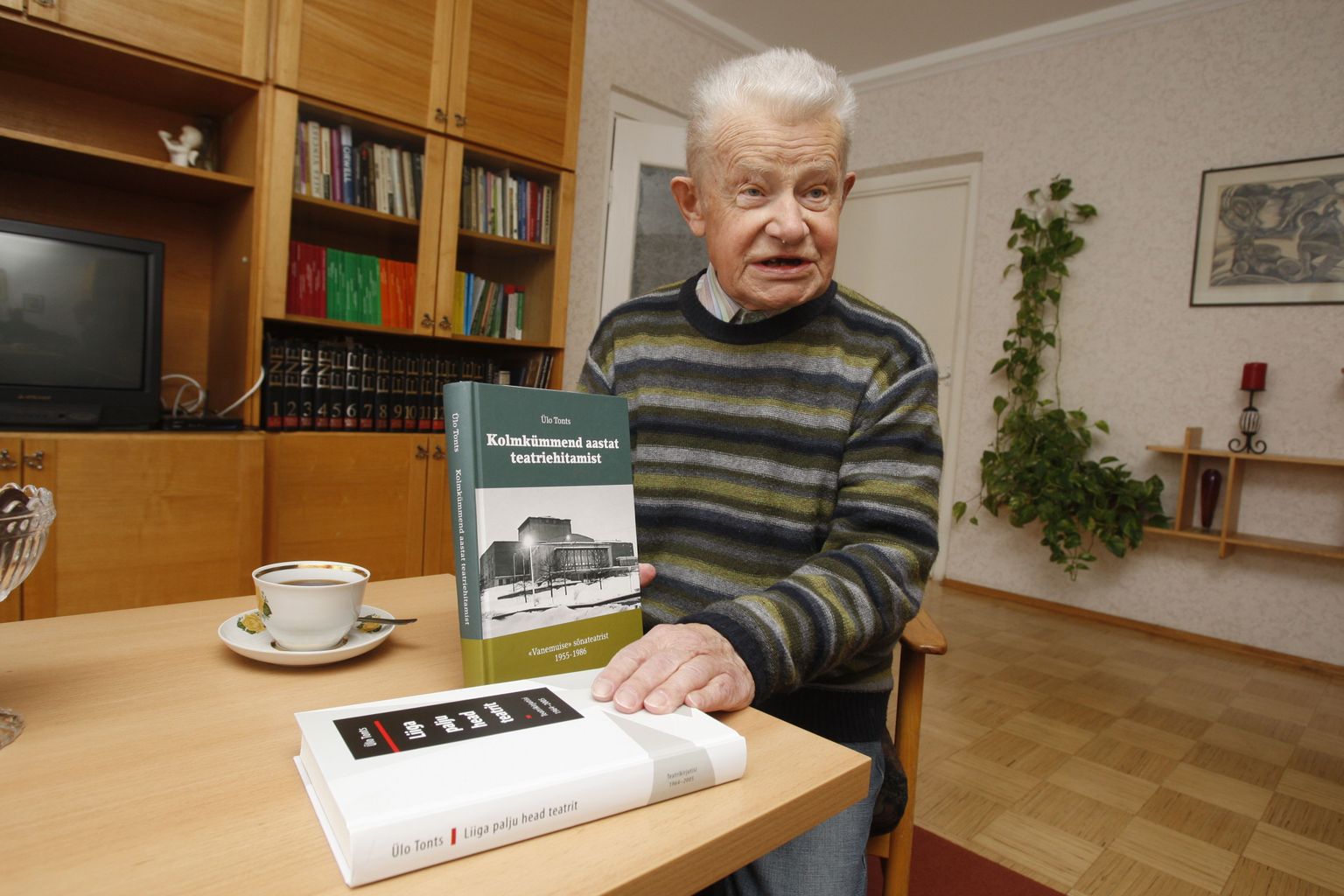 Ülo Tonts rääkis oma kodus märtsis 2010 kahest hiljuti ilmunud teatriraamatust.