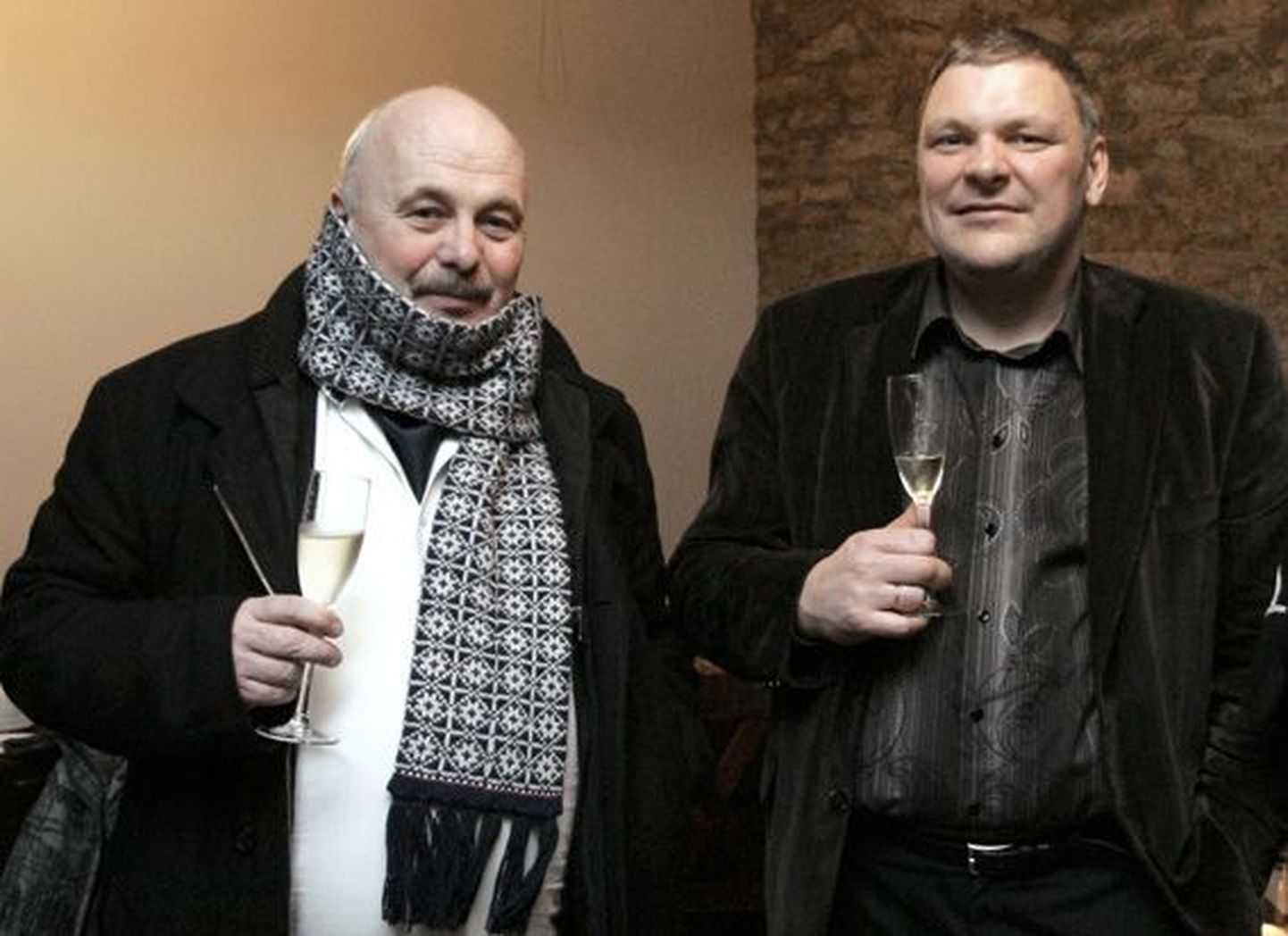 Marko Pomerants (paremal) ja  maavanem Einar Vallbaum osalevad arvamusliidrite lõunal.