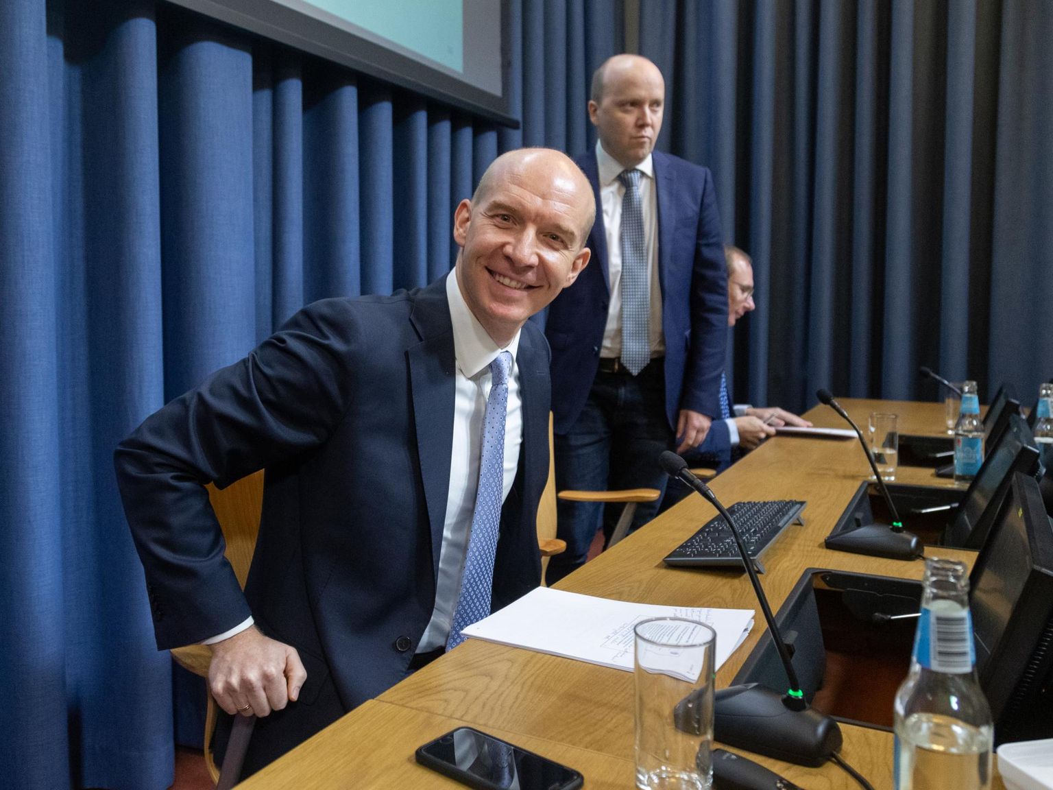 Eesti Panga juhid eesotsas keskpanga presidendi Madis Mülleriga (esiplaanil) esitlesid esmaspäeval pensionisüsteemi muudatuste mõjuanalüüsi.