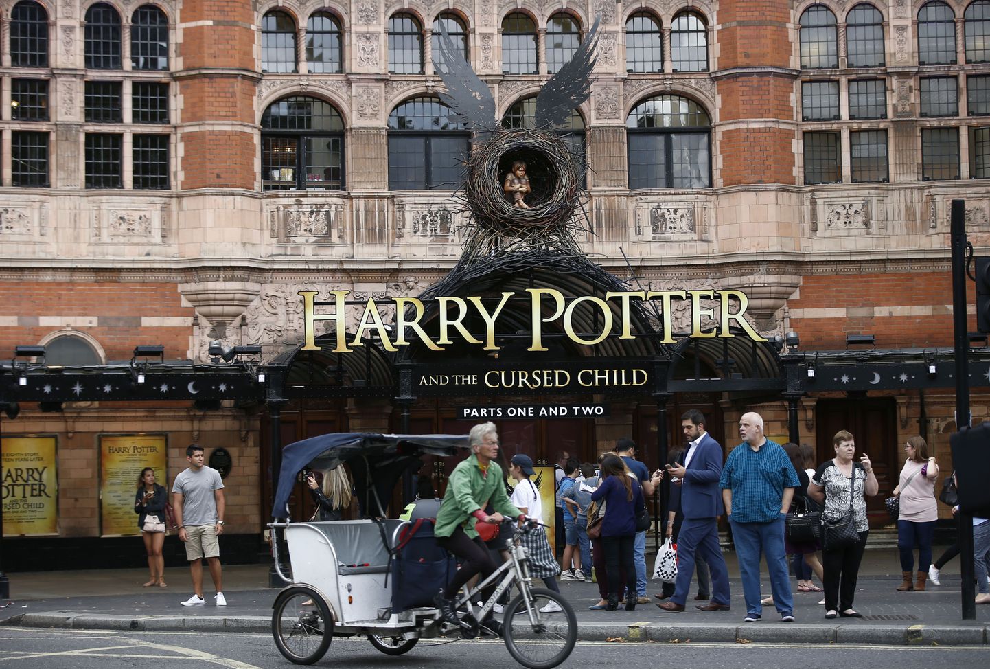 Palace Theatre´is mängitakse lavastust «Harry Potter ja neetud laps» 2017. aasta lõpuni.