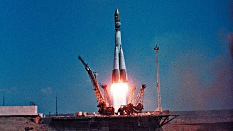Vostok 1 paceļas no Baikonuras kosmodroma. Gagarins tajā brīdī saka - pojehaļi (laižam). 