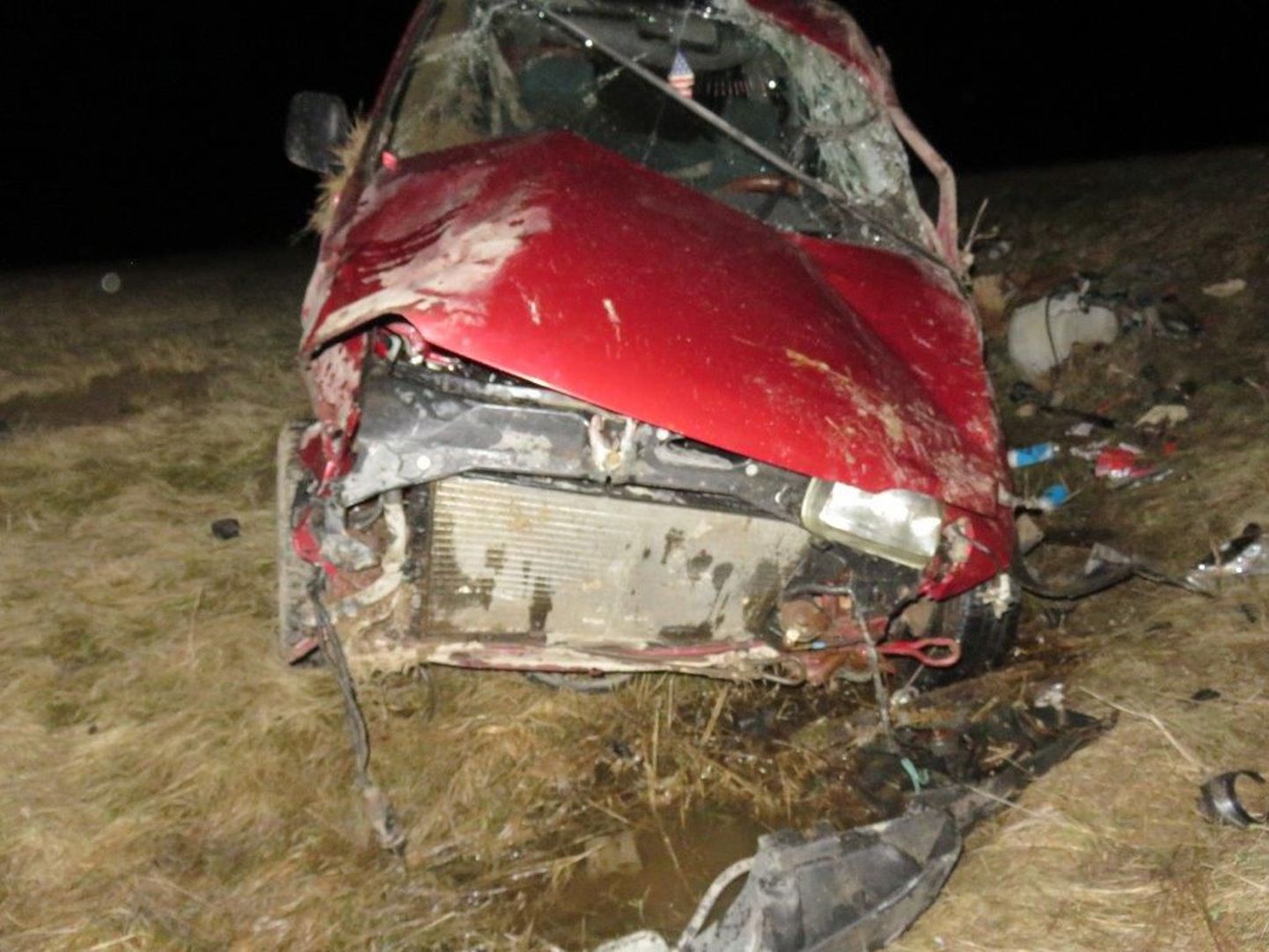 Raskes avariis sai üliraskelt kannatada kaassõitja. Juhiloata autojuht pääses kriimustustega.