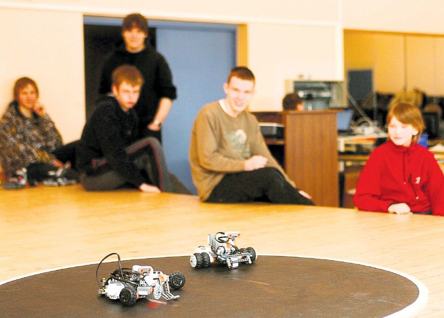 Vaatajad ei tohtinud legorobotitele minna lähemale kui 1,5 meetrit, mitu objekti sonari raadiuses ajaks roboti segadusse.
