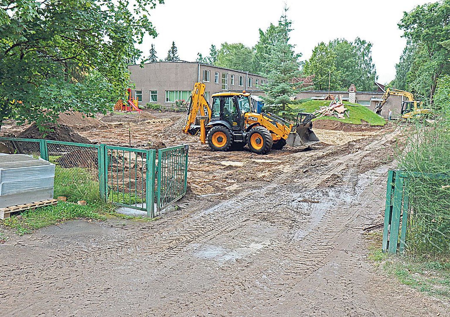 Rukkilille lasteaia taga valmivad mänguväljak ja palliplats.