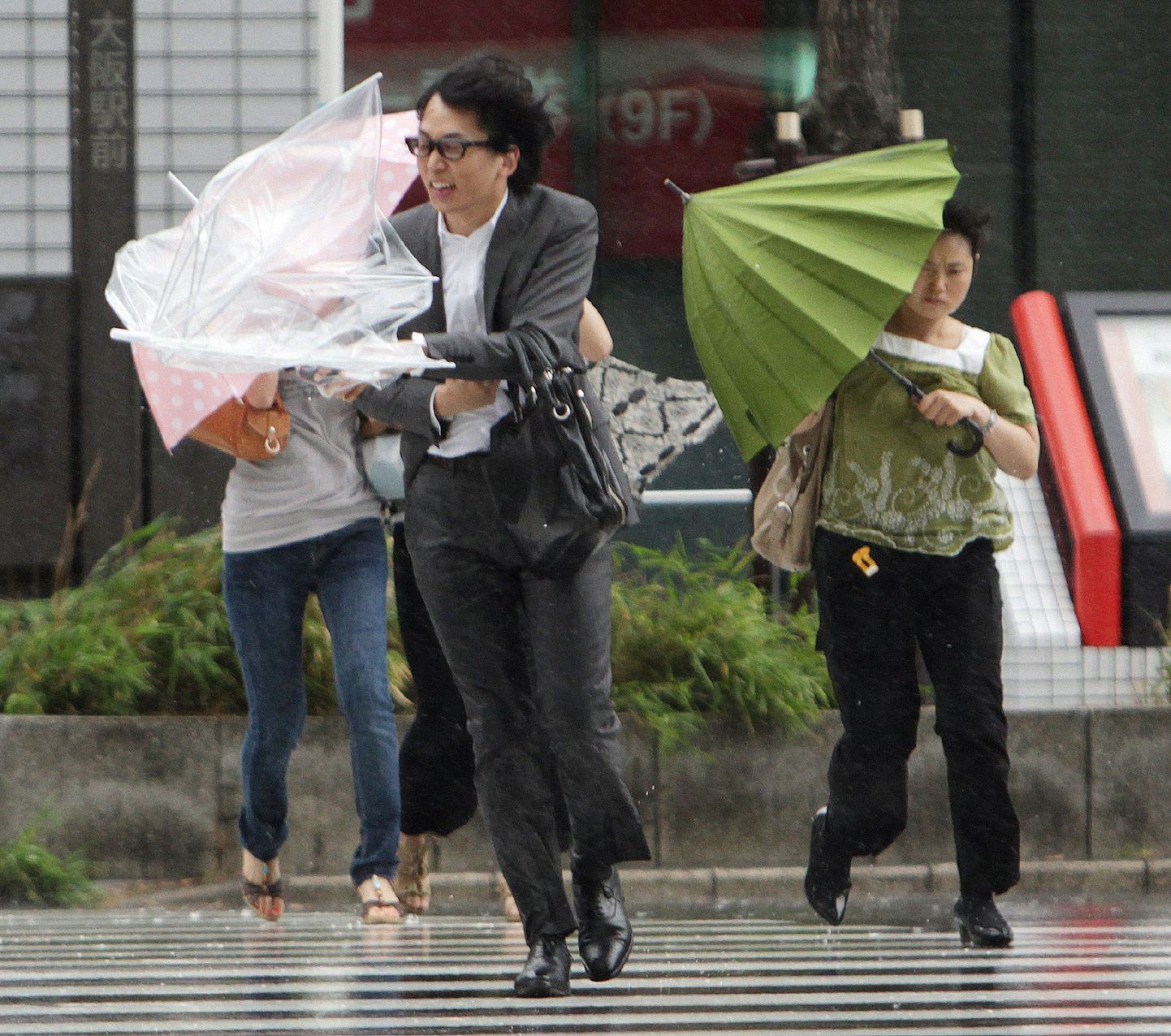 Orkaaniga kaasnes paduvihm ja tugev tuul. Fotol tänavapilt Osakas
