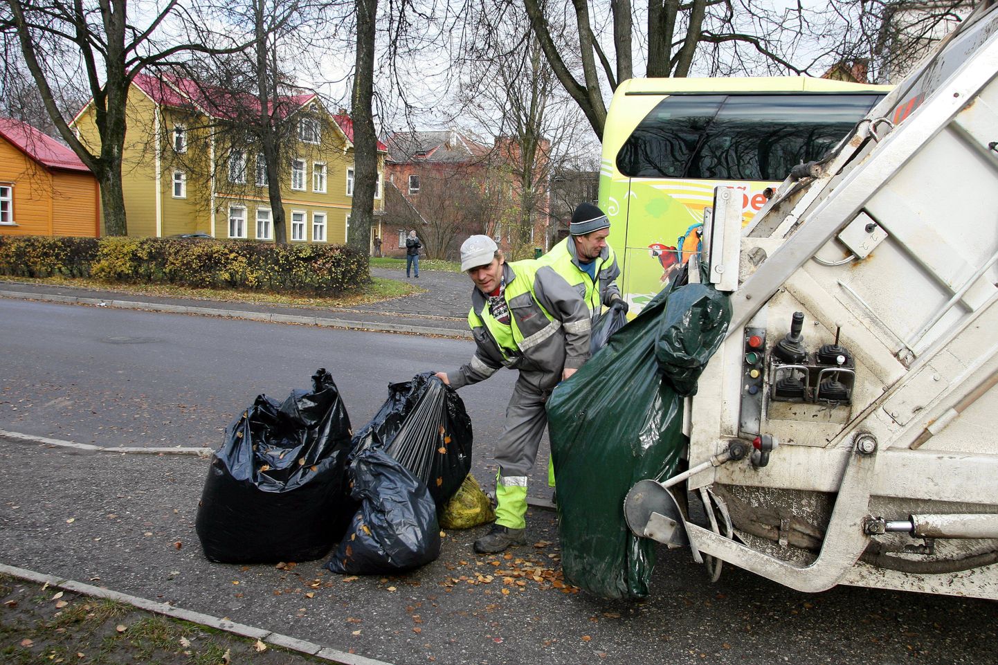 Viljandi linnas algas okste ja aiajäätmete tasuta äravedu 23. aprillil.