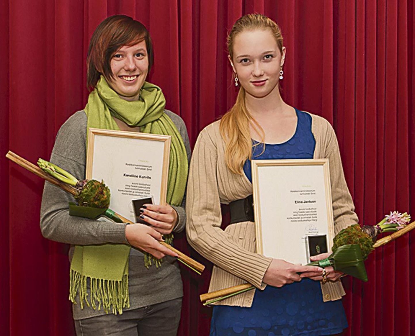 Karoliine Kurvits (vasakul) ja Elina Jantson said ainsatena Pärnumaal noore looduskaitsja märgi.