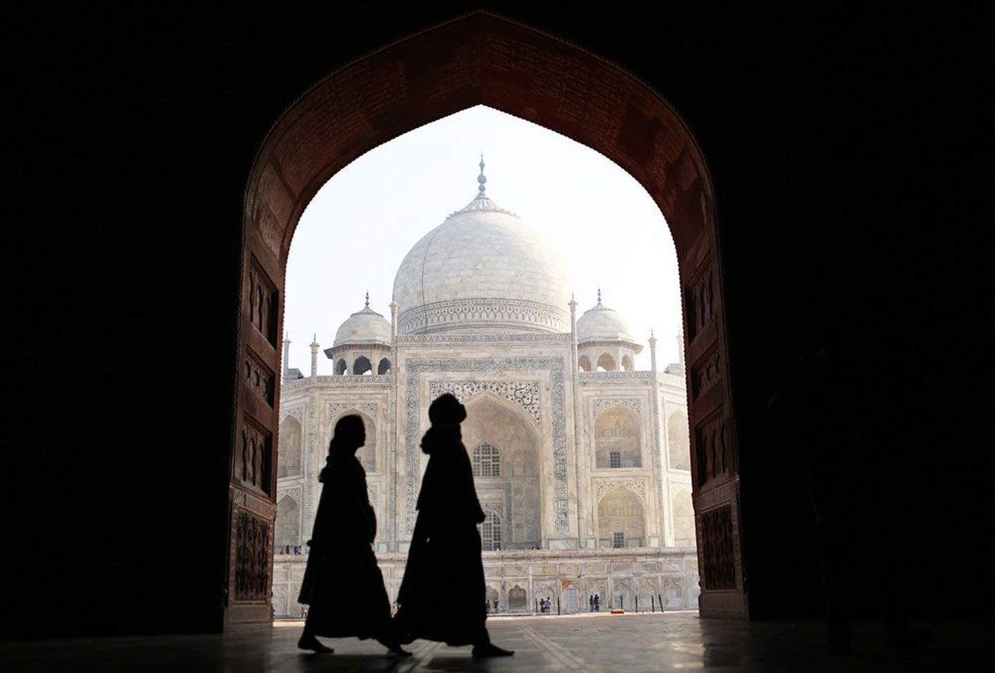 Kaks kohalikku naist möödumas India suurimast turismimagnetist Taj Mahalist, mille marmorit on sudu juba kahjustanud.