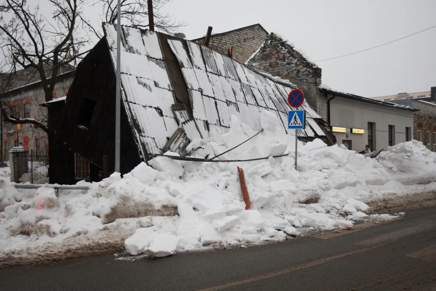 Tallinnas Kunderi ja Jakobsoni tänava nurgal varises sisse maja katus. Inimesed kannatada ei saanud.