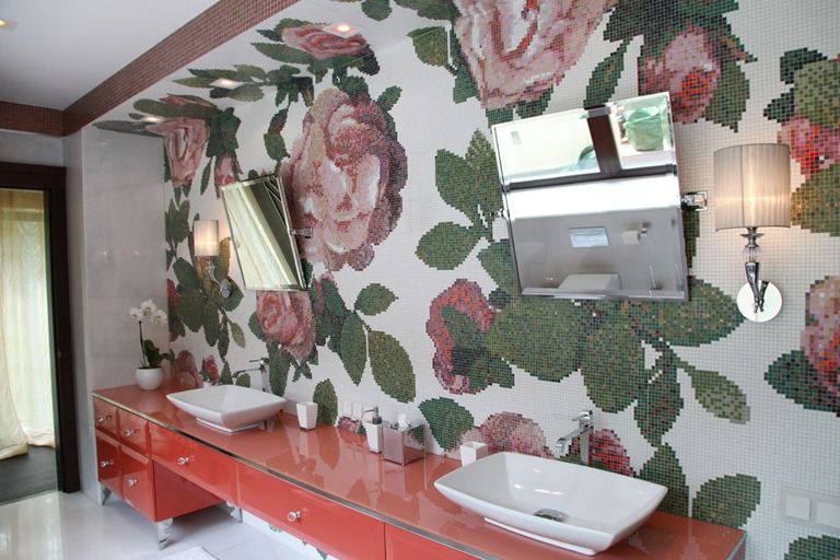 Яркие стены могут быть не только в жилых комнатах. Производители кафельной плитки делают все, чтобы ванная перестала быть только сантехническим помещением. А начинать новый день в такой ванной комнате было бы невероятно приятно, не правда ли?