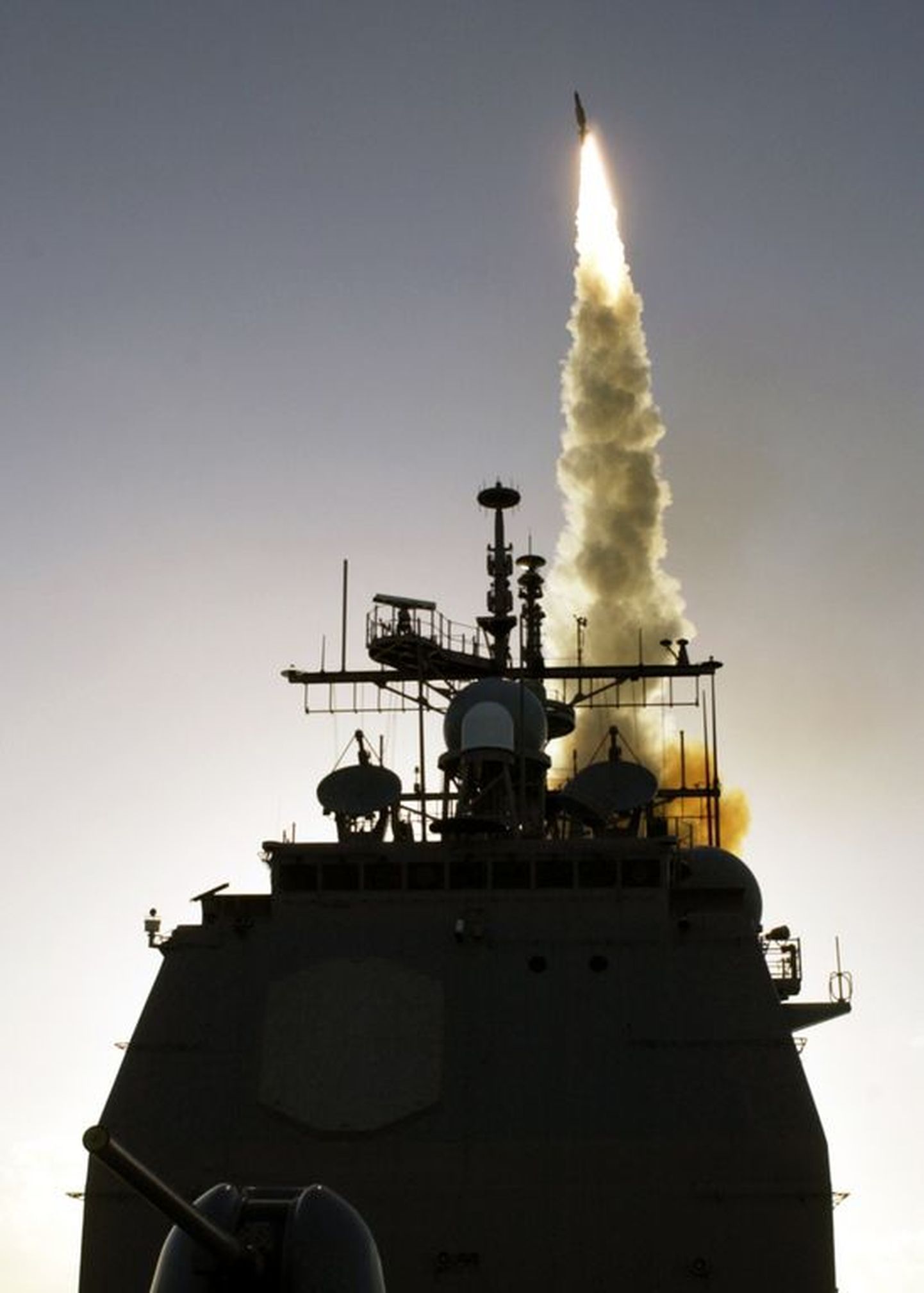 USA mereväe ristleja USS Lake Erie tulistamas välja tõrjeraketti Standard Missile-3 (SM-3)..