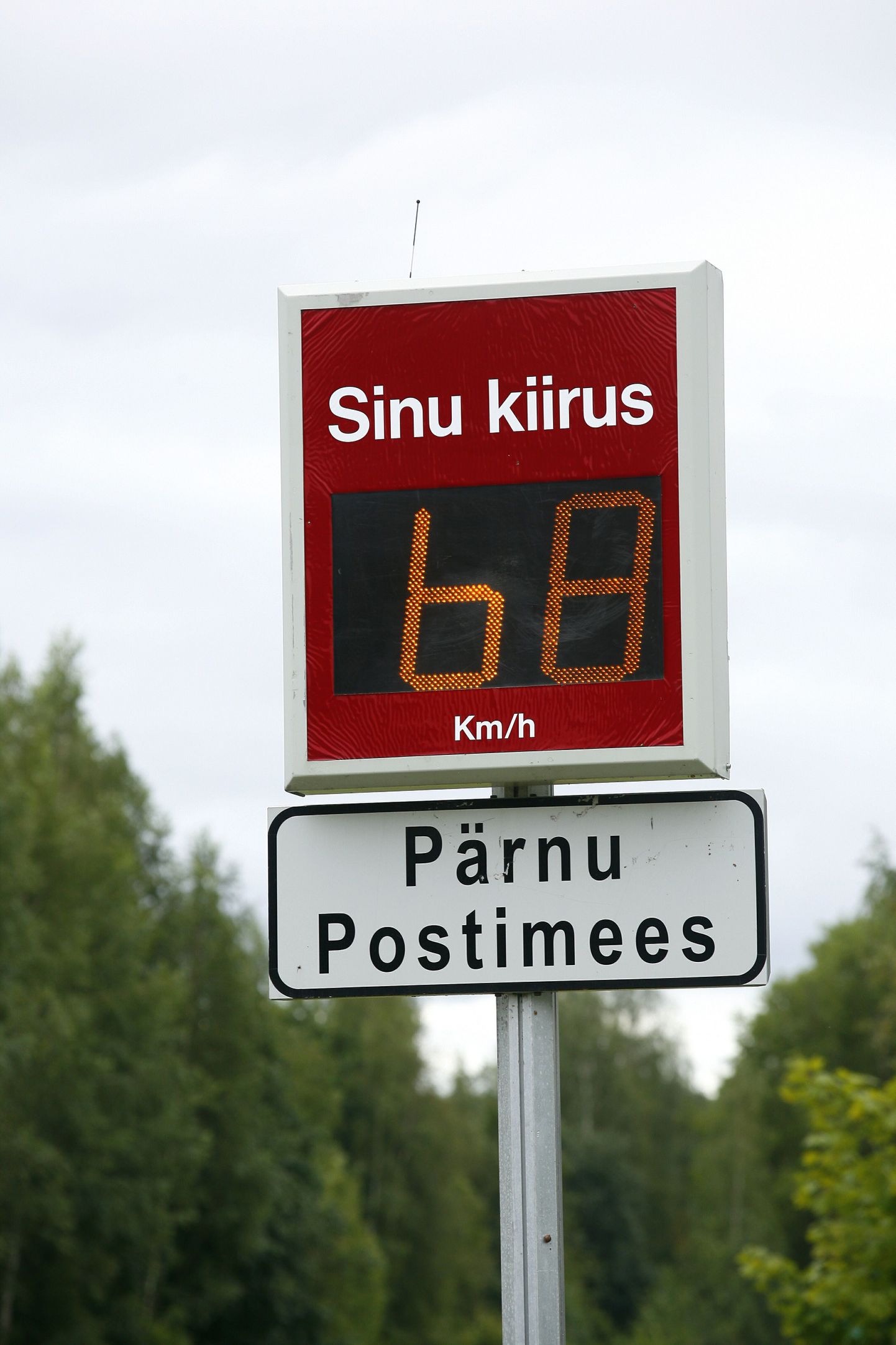 Maanteeamet paigaldab Tihemetsa alevikku kiirustabloo. Pildil asuv kiirustabloo asub Pärnu linna piiril.