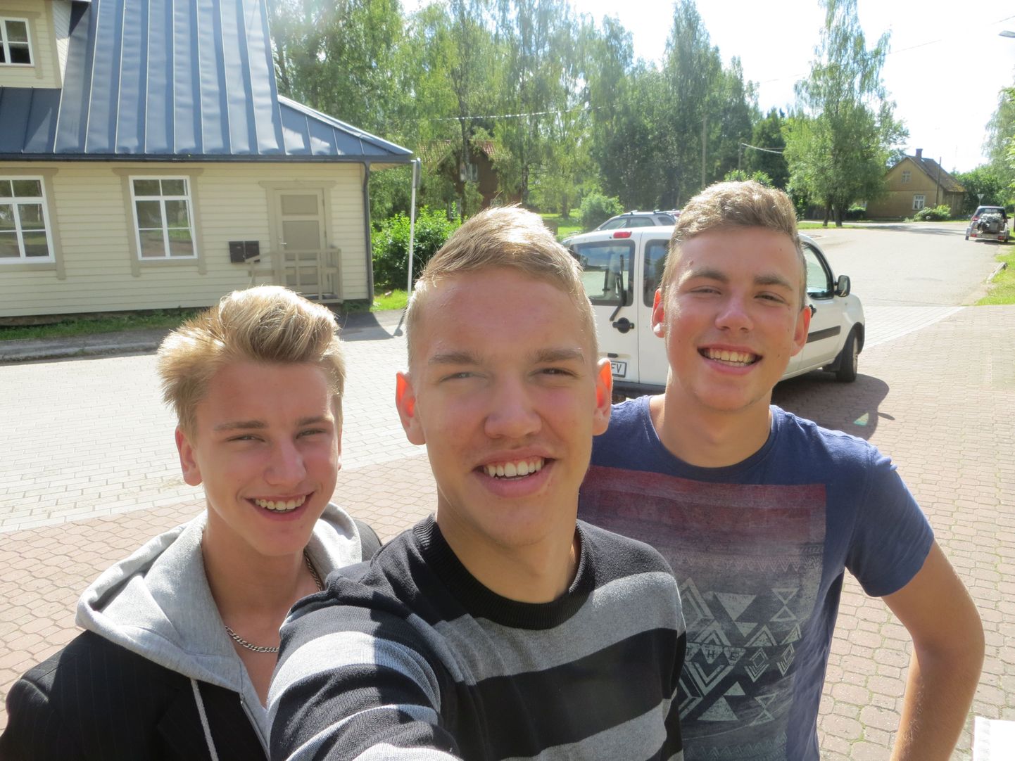 Väike lõbus selfie ehk endast tehtud foto tabab hästi noorte vallatute laulupoiste olemuse: Hardo Adamson (vasakult), Karl-Sander Soro ja Valdek Ott on aktiivsed noormehed, kelle elu on täidetud muusikaga.
